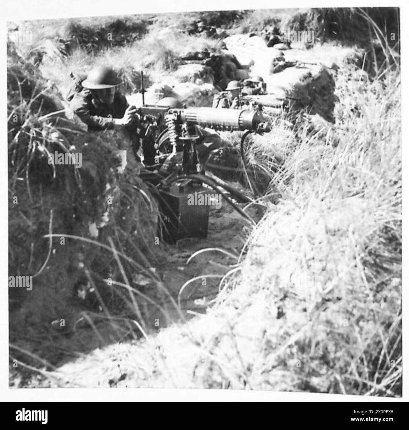 ENTRAÎNEMENT AUX MITRAILLEUSES - mitrailleuses dans un poste défensif sur la côte nord-irlandaise. Négatif photographique, Armée britannique Banque D'Images