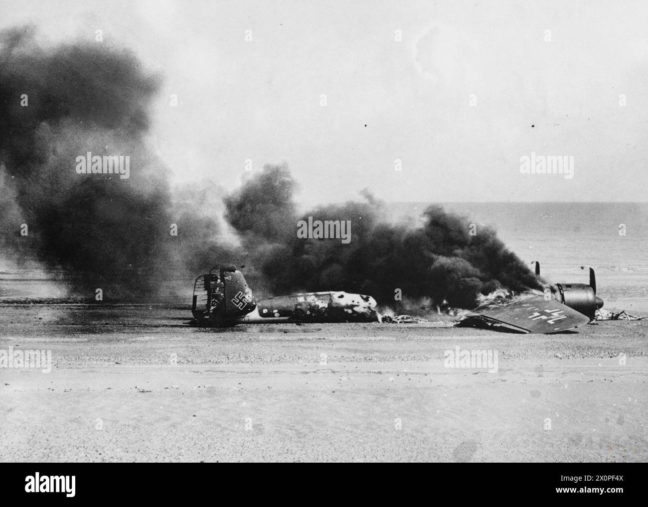 Dornier do 17Z-3 W.Nr. 2669 de 4./KG3 brûle après un atterrissage forcé au Princes Golf Club, Sandwich Flats, près de Ramsgate, à la suite d'une attaque sur Hornchurch lors de la bataille d'Angleterre, le 31 août 1940. Banque D'Images