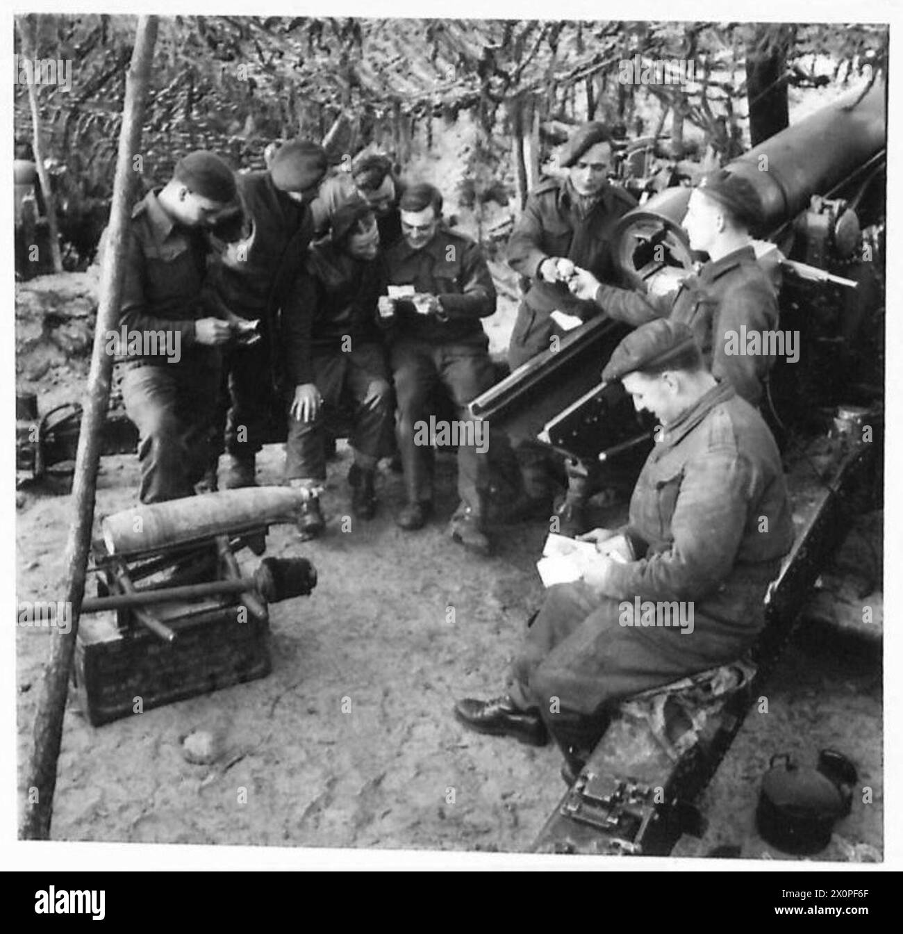 Les soldats britanniques en Allemagne retournent à leurs positions de tir et lisent le courrier après le dîner du jour de Noël en 1944. Banque D'Images