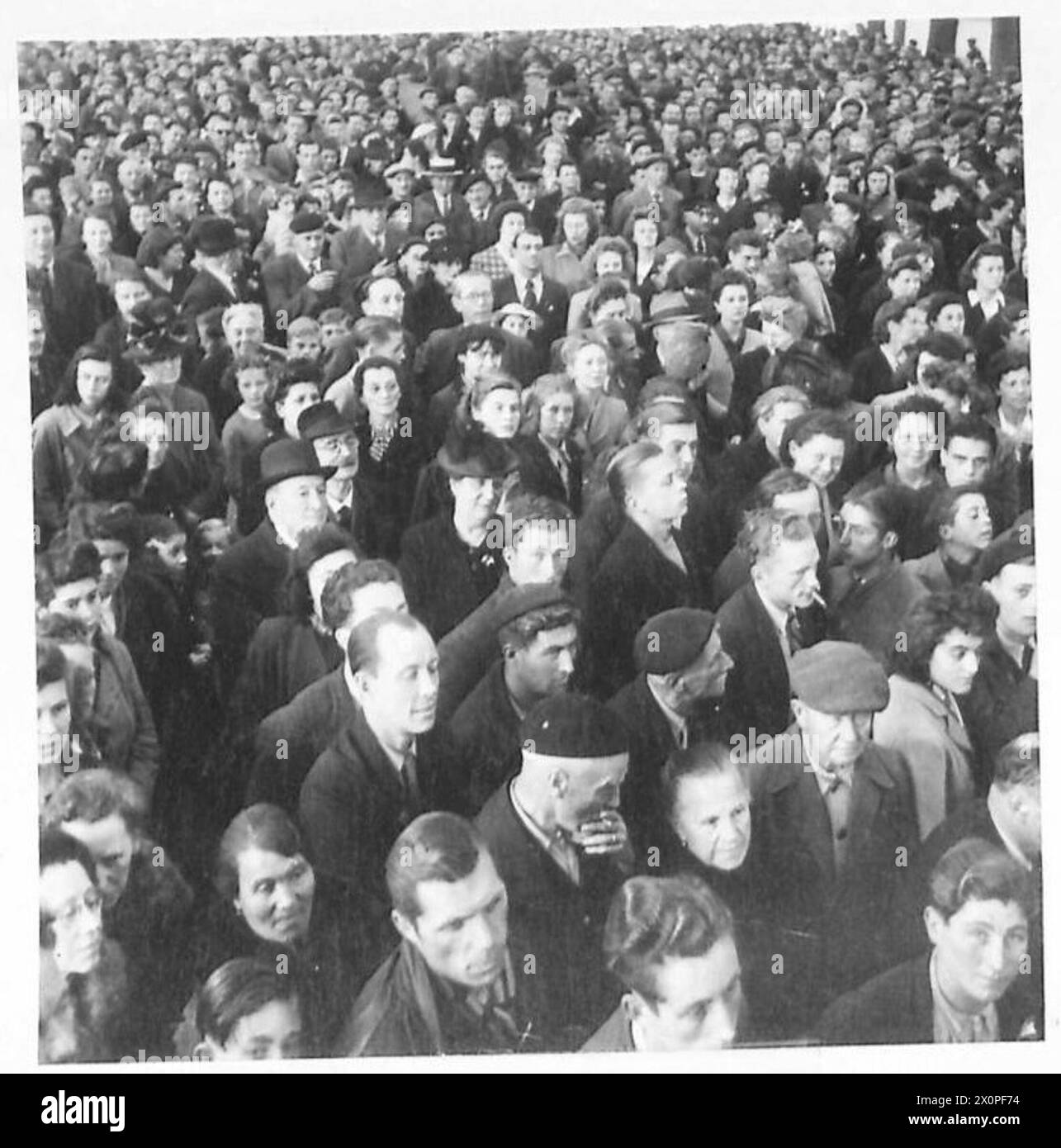 LA LIBÉRATION DE BAYEUX JUIN 1944 - foules écoutant les discours des membres des forces alliées et de la résistance française dans le centre de Bayeux, 9 juin 1944 Banque D'Images