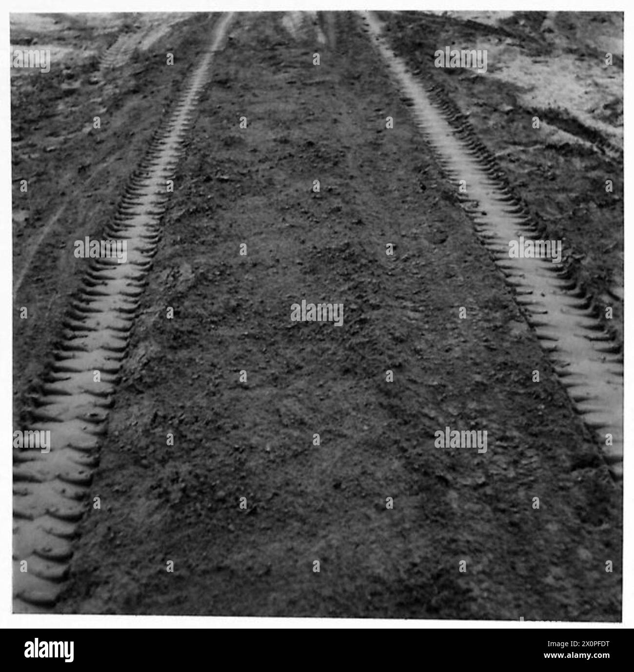 A 30 cwt. le camion laisse des empreintes de pneus et de chenilles sur le sol pendant les opérations. Banque D'Images