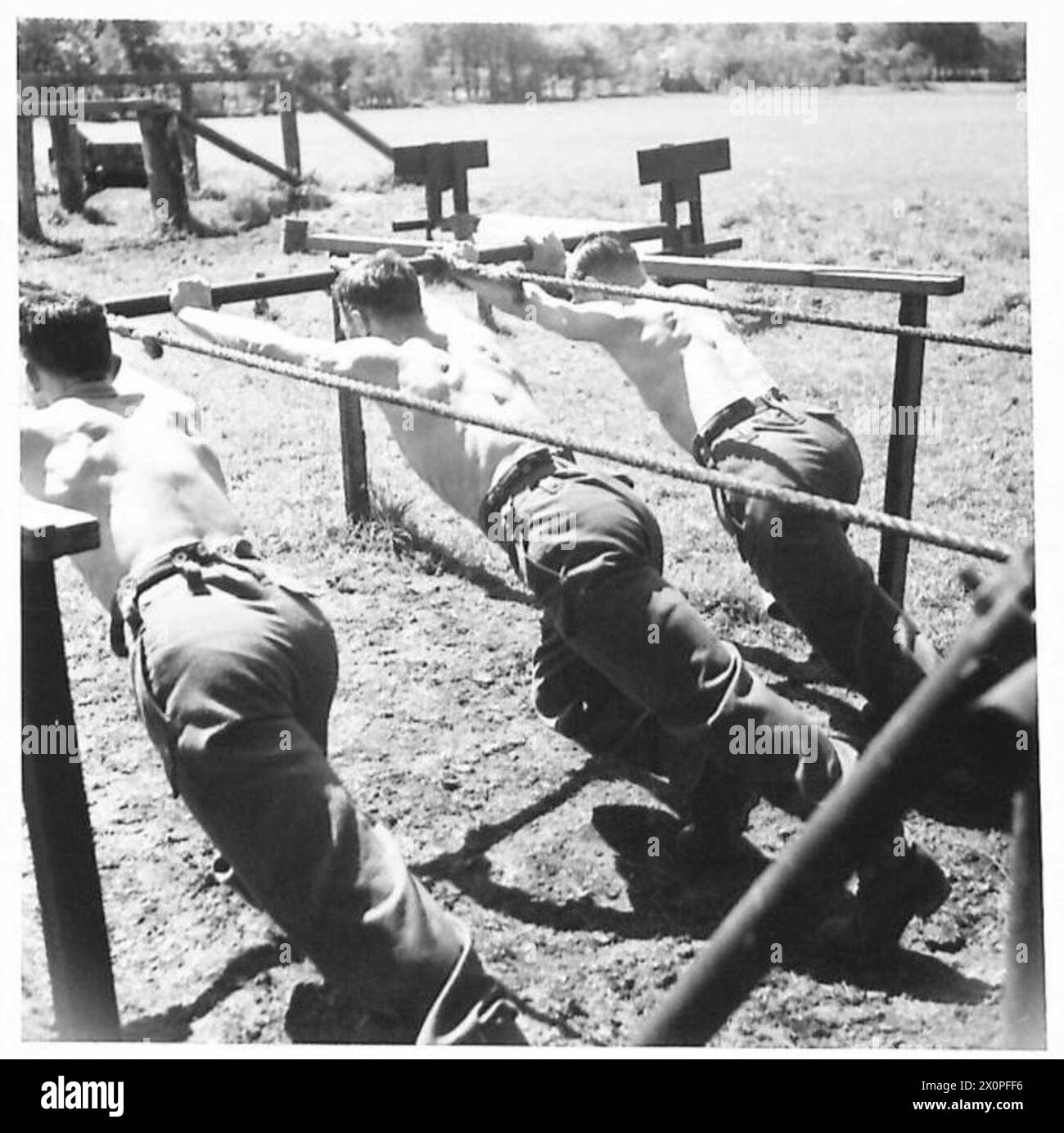 L'école d'entraînement physique à Hendon démontre la technique appropriée pour manœuvrer les armes à feu, en mettant l'accent sur la posture et le contrôle du corps. Négatif photographique. Banque D'Images