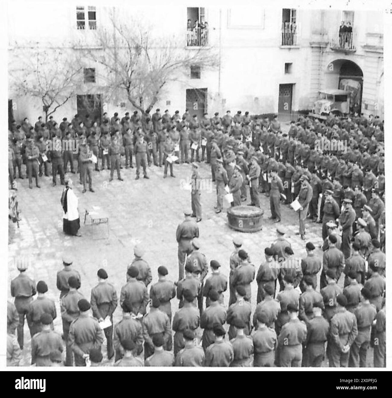 Photographie montrant les gardes de dragons de la 5e armée menant un service le jour de Noël dans le village de Zuni près de Sparanise, en Italie, documentant les observances religieuses en temps de guerre. Banque D'Images