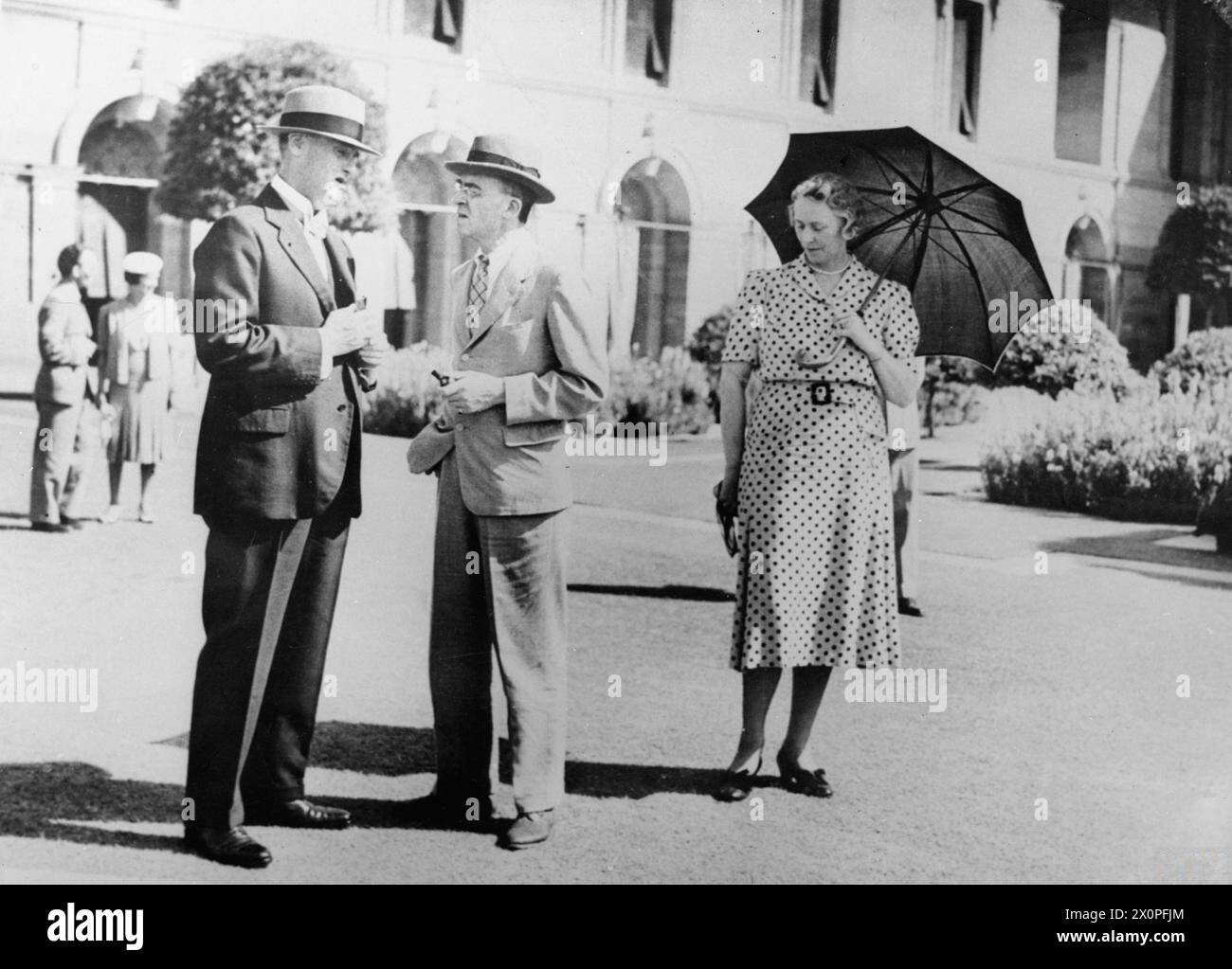 MISSION DE SIR STAFFORD CRIPPS EN INDE - Sir Stafford Cripps dans le parc de la maison du vice-roi, Delhi, avec Lord et Lady Linlithgow Cripps, Stafford R, Hope, Victor Alexander John [nouveau mandat], Hope, Doreen Maud [nouveau mandat] Banque D'Images