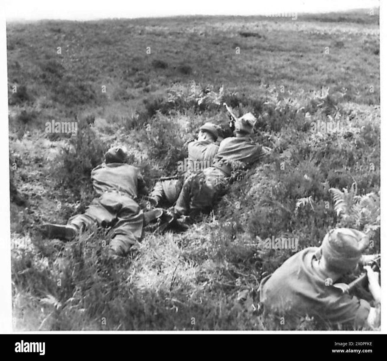 Les troupes de reconnaissance d'infanterie avancent à travers un écran de fumée tandis que les forces ennemies armées de canons Bren et Tommy tirent dessus. Banque D'Images