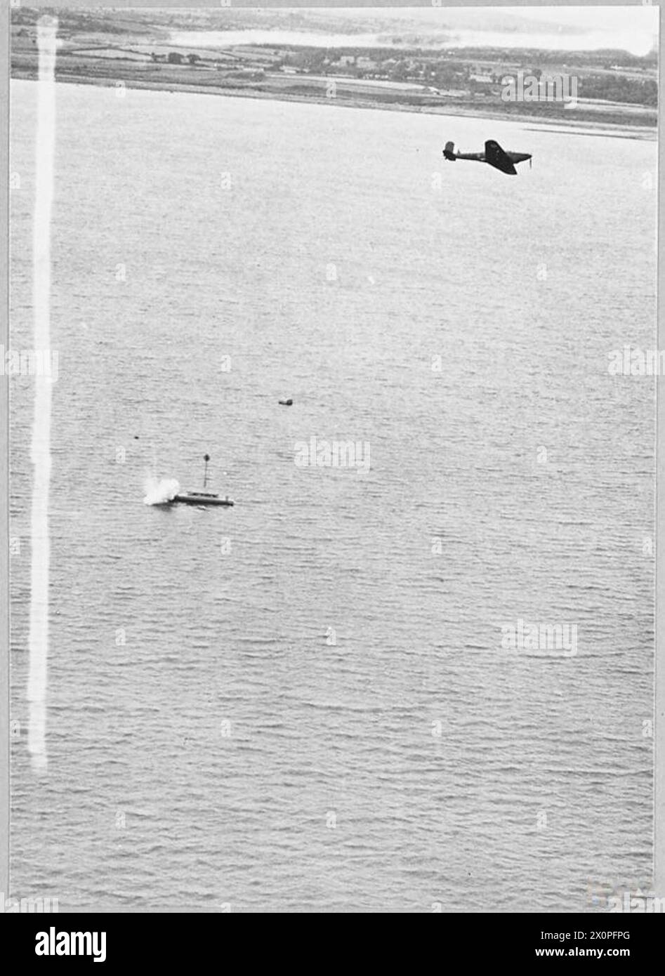 L'ARMÉE DE L'AIR POLONAISE EN GRANDE-BRETAGNE, 1940-1947 - Un Fairey Battle Mk. I bombardier léger de l'unité d'entraînement opérationnel n° 18 avec un stagiaire polonais (probablement un futur membre de l'escadron de bombardiers n° 301) à son bord marquant presque un coup direct sur le champ de tir au-dessus de Cardigan Bay lors d'une séance d'entraînement, le 14 juillet 1940. Le 18 OTU a été formé à l'école de bombardement et d'artillerie n°9 de la RAF Penrhos de l'unité d'entraînement polonaise du groupe n°6, Bomber Command, en juin 1940 pour former les équipages de bombardiers légers pour les escadrons opérationnels polonais de l'armée de l'air polonaise, 301 de l'armée de l'air polonaise, de l'escadron de bombardiers « Land of Pomerania », Royal Banque D'Images