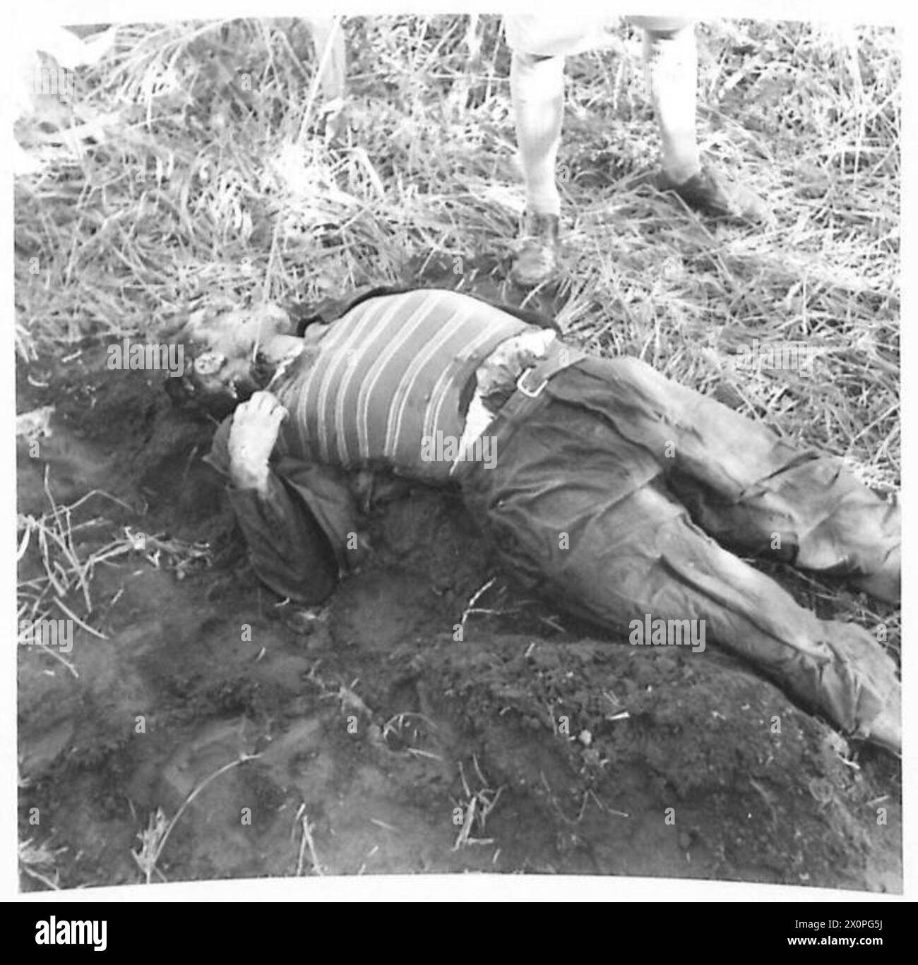 Homme à baïonnette dans l'estomac et le cou par les forces allemandes à Pompéi. Négatif photographique, armée britannique. Banque D'Images