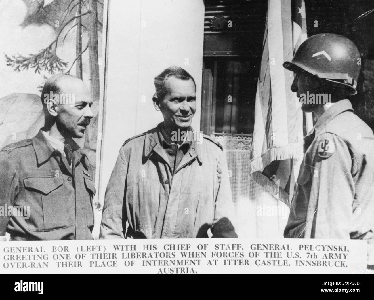 Les généraux Bór-Komorowski et Pełczyński de l'Armée de l'intérieur polonaise s'entretiennent avec un soldat américain de la 103e division d'infanterie après la libération du château d'Itter, à Innsbruck, en avril-mai 1945. Banque D'Images