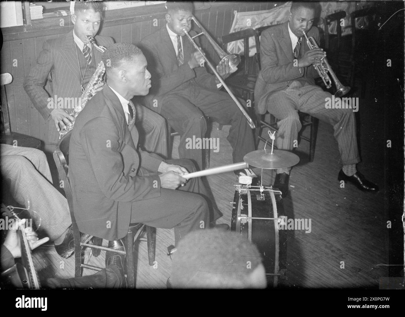 MAISON DE REPOS COLONIALE : EMPIRE ACCOMMODATION AT COLONIAL HOUSE, NORTH SHIELDS, COUNTY DURHAM, 1942 - Un groupe joue à Colonial House, North Shields. En plus du batteur et du saxophoniste, on peut voir sur la photographie Colin Stevens au trombone et Arthur White jouant de la trompette Banque D'Images