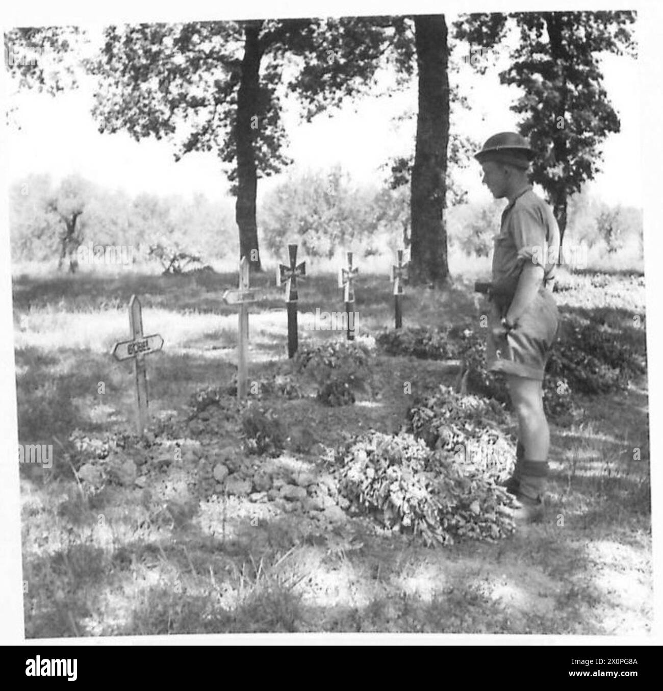 Un cimetière allemand est visible le long de la route 6 lors de l'avancée de la 8e armée vers Frosinone. Banque D'Images