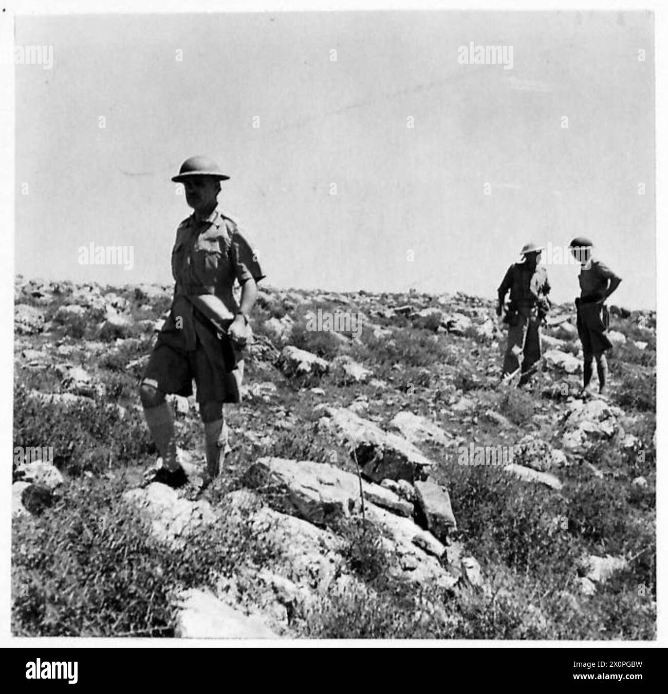 Négatif photographique montrant le général Wavell, commandant en chef, revenant d'un poste d'observation à Merdjayoun lors d'une visite sur le front en Syrie. Banque D'Images