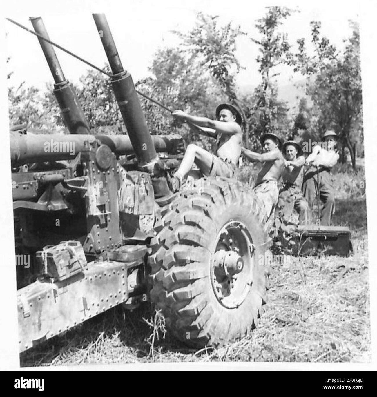 ENTRETIEN DES CANONS MOYENS SUR LE TERRAIN - des bras puissants sont nécessaires pour tirer le canon lourd en position. L'équipage du canon prend sa part du travail. Négatif photographique, Armée britannique Banque D'Images