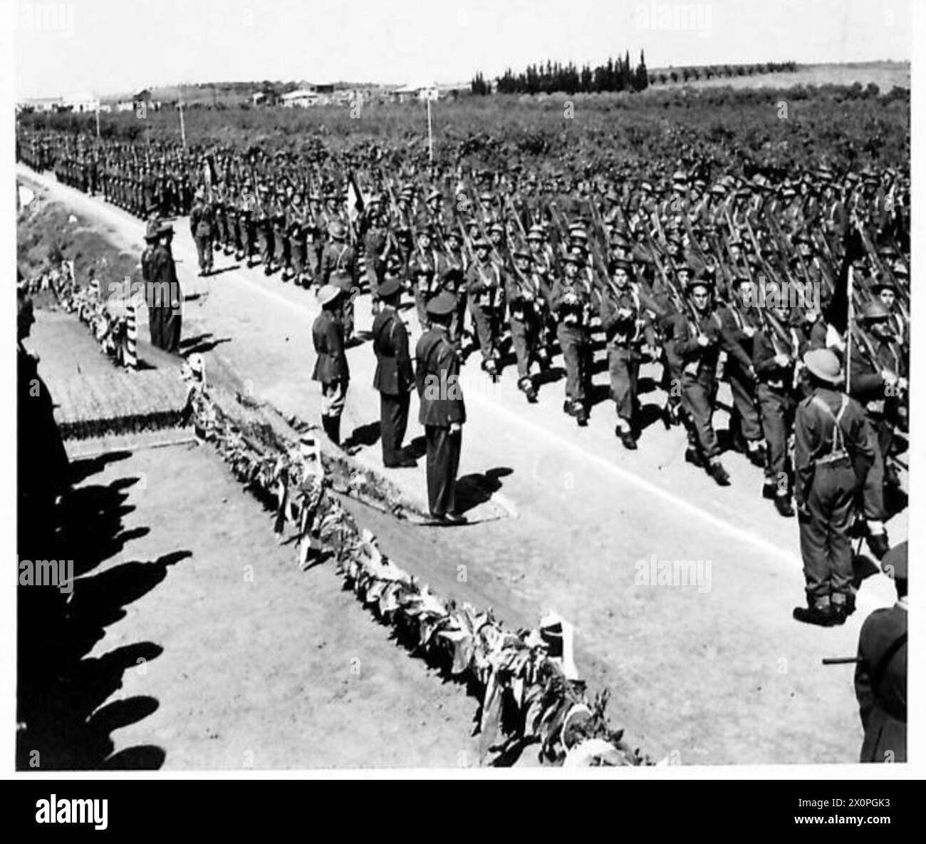 Le roi grec rend visite à ses troupes alors que les hommes de l'armée grecque défilent pendant les célébrations de la fête nationale. Banque D'Images