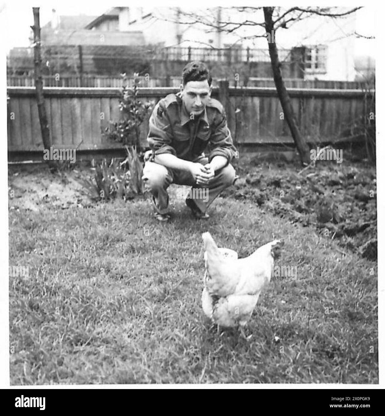 UN HUITIÈME HOMME DE L'ARMÉE EN CONGÉ - Jack regarde dans l'avenir, quand il espère diriger sa propre petite ferme de volaille, il se souviendra toujours Betty cependant, son premier pas. Négatif photographique, Armée britannique Banque D'Images