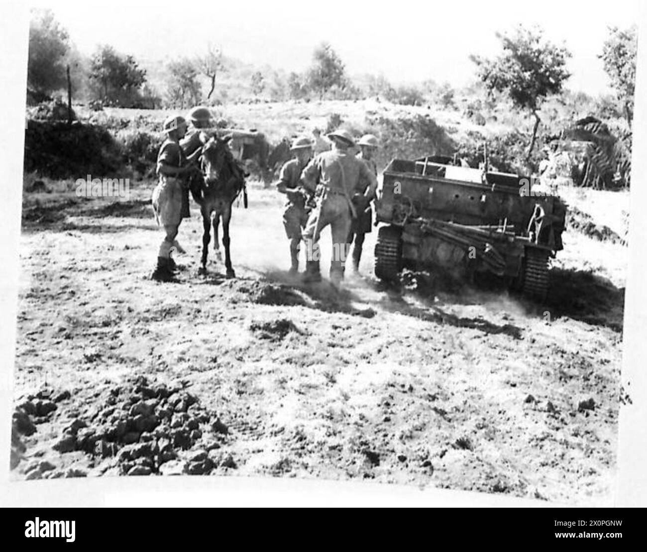 Des mortiers et des bombes sont déchargés des porte-avions Bren sur des mules nazis capturés par la division Highland en Sicile. Banque D'Images