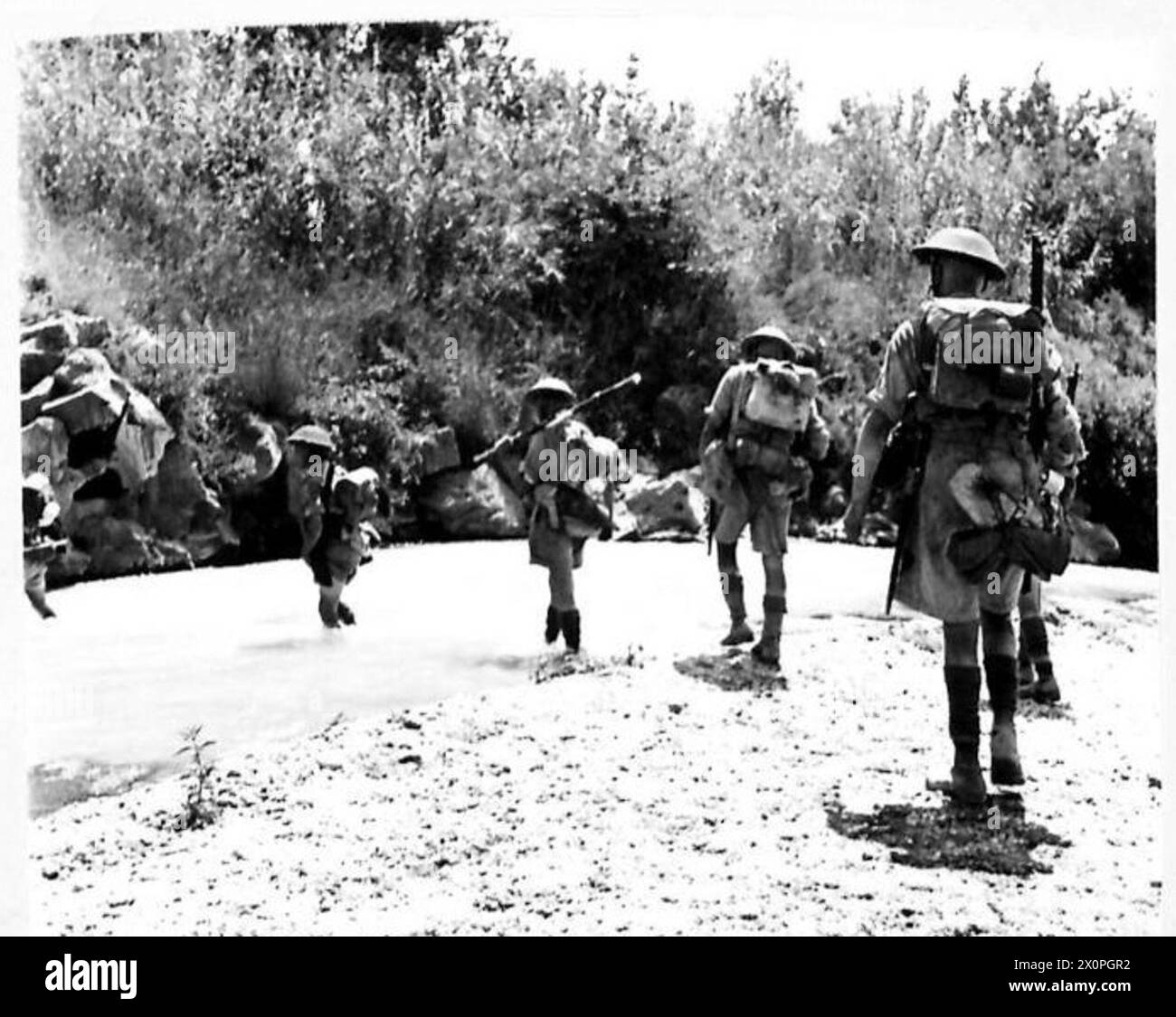 8ÈME AVANCE DE L'ARMÉE DE LA RÉGION DE MT.ETNA VERS MESSINE - HOMMES DE 'D' COY. 6e Bn. Green Howards, traversant la rivière Alcantera sur leur chemin vers le nord. Négatif photographique, Armée britannique Banque D'Images