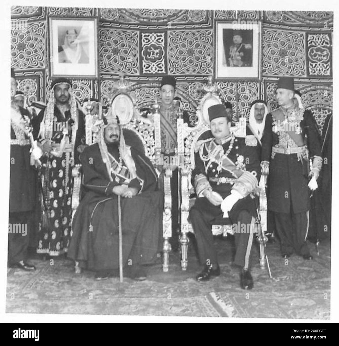 Le roi Abd al-'Aziz Ibn Saoud et le roi Farouk sont assis dans la chapelle royale sur le quai lors d'une cérémonie d'accueil en Égypte. Banque D'Images
