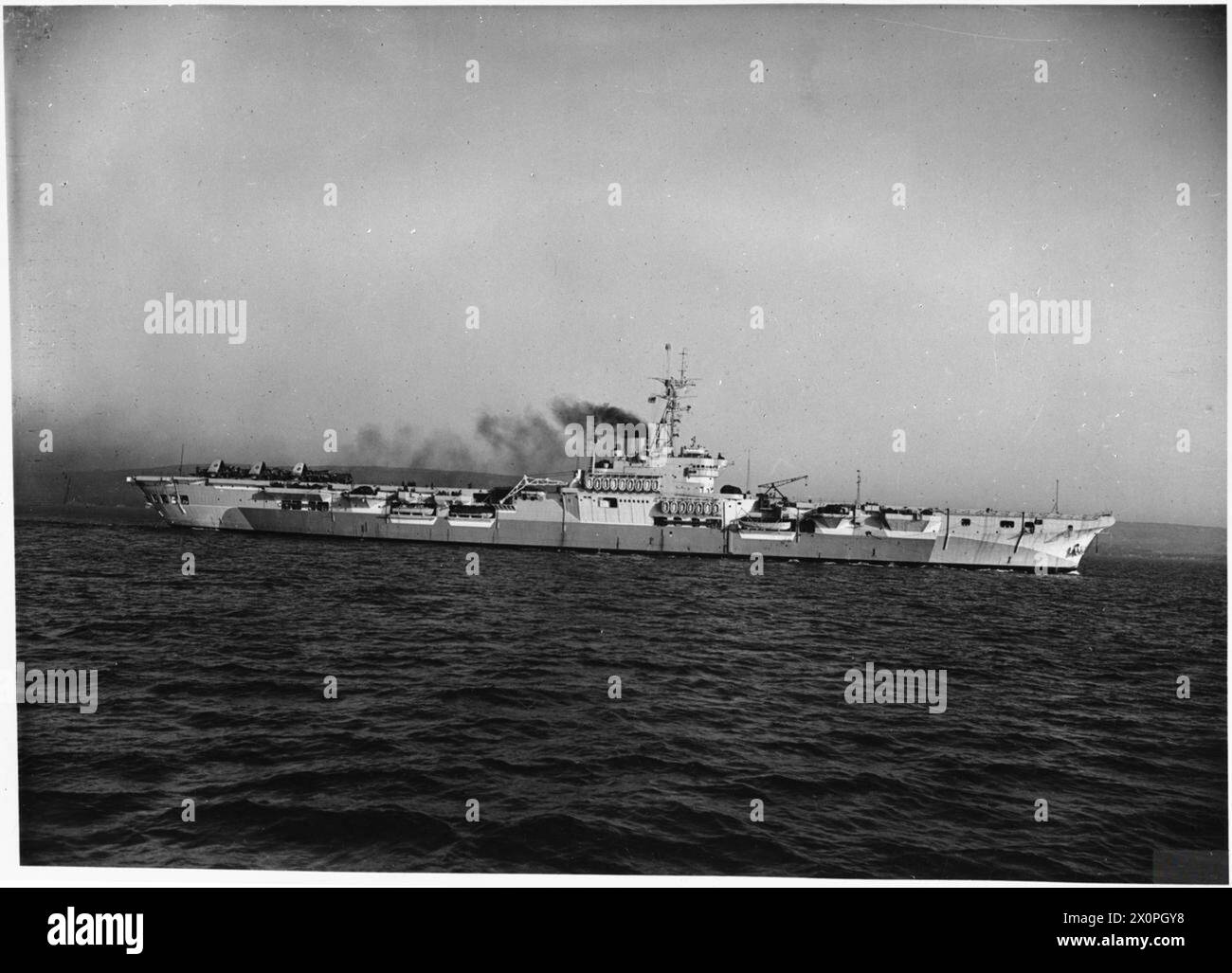 Le HMS Glory, un porte-avions léger de la Royal Navy, en route dans les eaux côtières en 1943 pendant la seconde Guerre mondiale. Banque D'Images