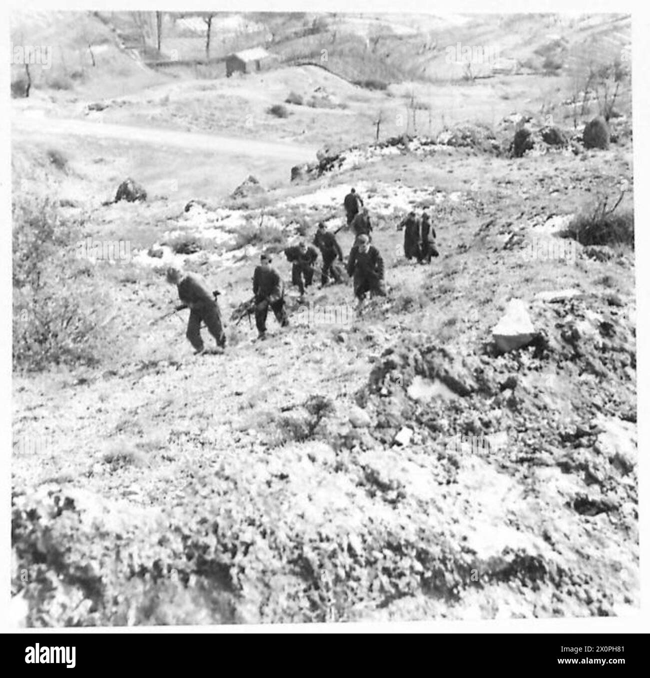 Les partisans italiens de la 5e armée montent les pentes des montagnes pendant les opérations. Banque D'Images