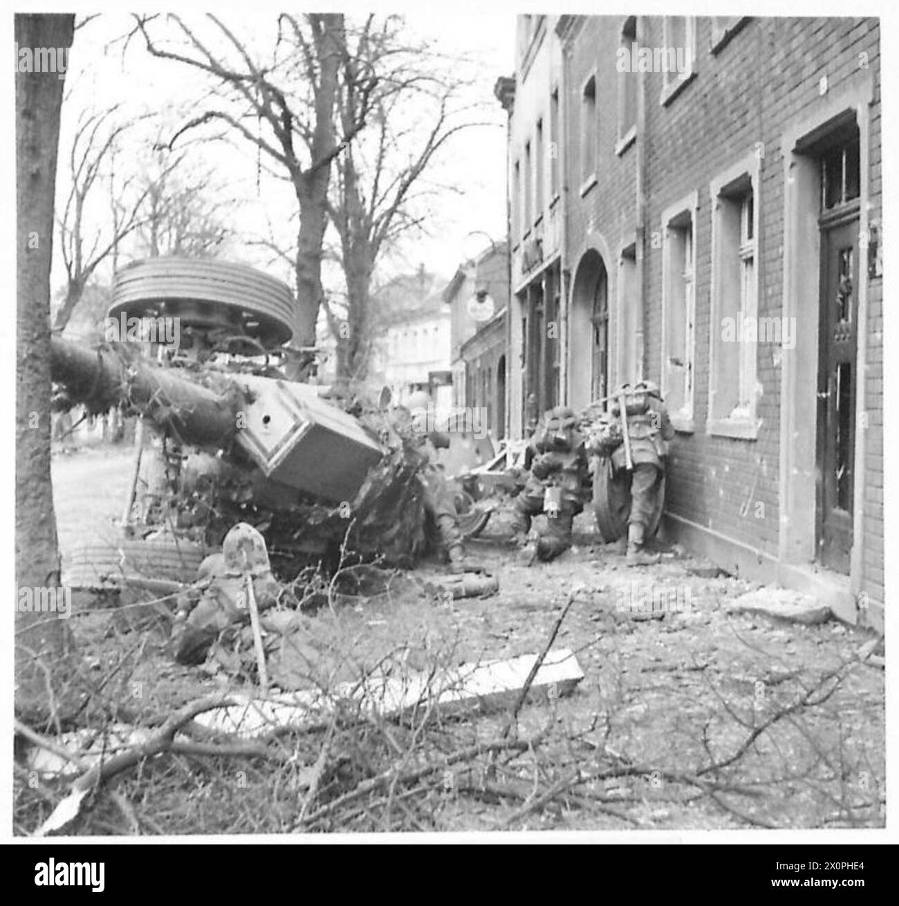 Un canon allemand détruit à Alpon fournit un point de tir, illustrant les conditions du champ de bataille et l'utilisation de l'équipement ennemi capturé par les forces britanniques. Banque D'Images