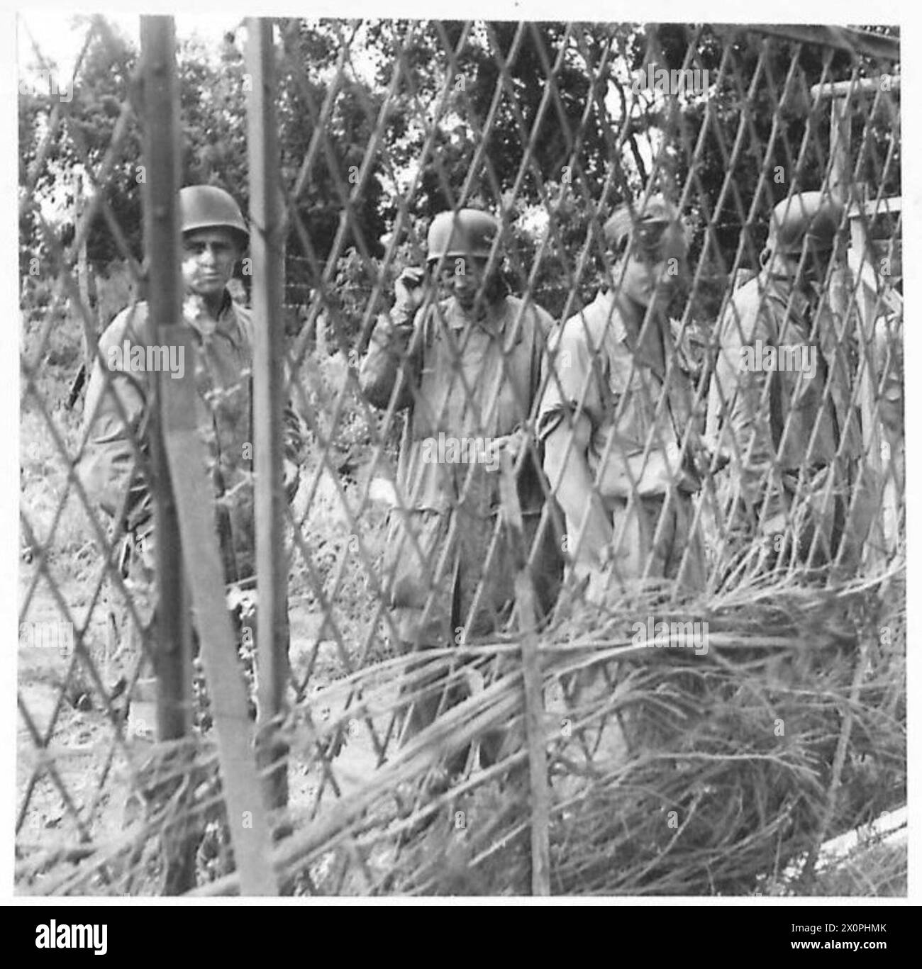 Les parachutistes allemands capturés d'une division parachutiste sont retenus derrière des barbelés dans un camp de prisonniers de guerre alliés pendant l'offensive de la 5e armée à la tête de pont d'Anzio. Banque D'Images