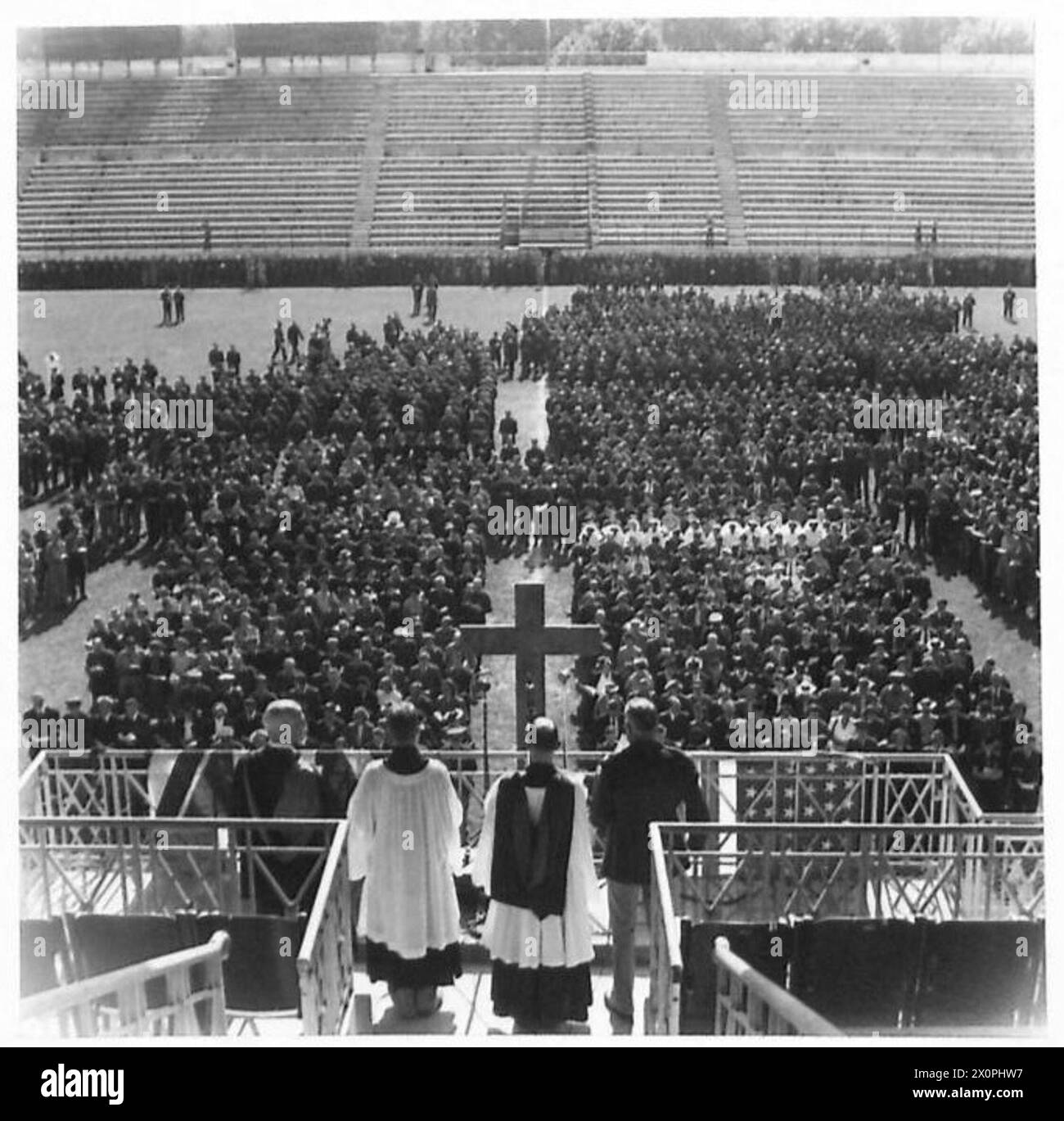 Vue générale du service anglo-américain de Thanksgiving tenu au stade national de Rome, montrant la participation de l'armée britannique. Banque D'Images Vue générale du service anglo-américain de Thanksgiving tenu au stade national de Rome, montrant la participation de l'armée britannique. Banque D'Images