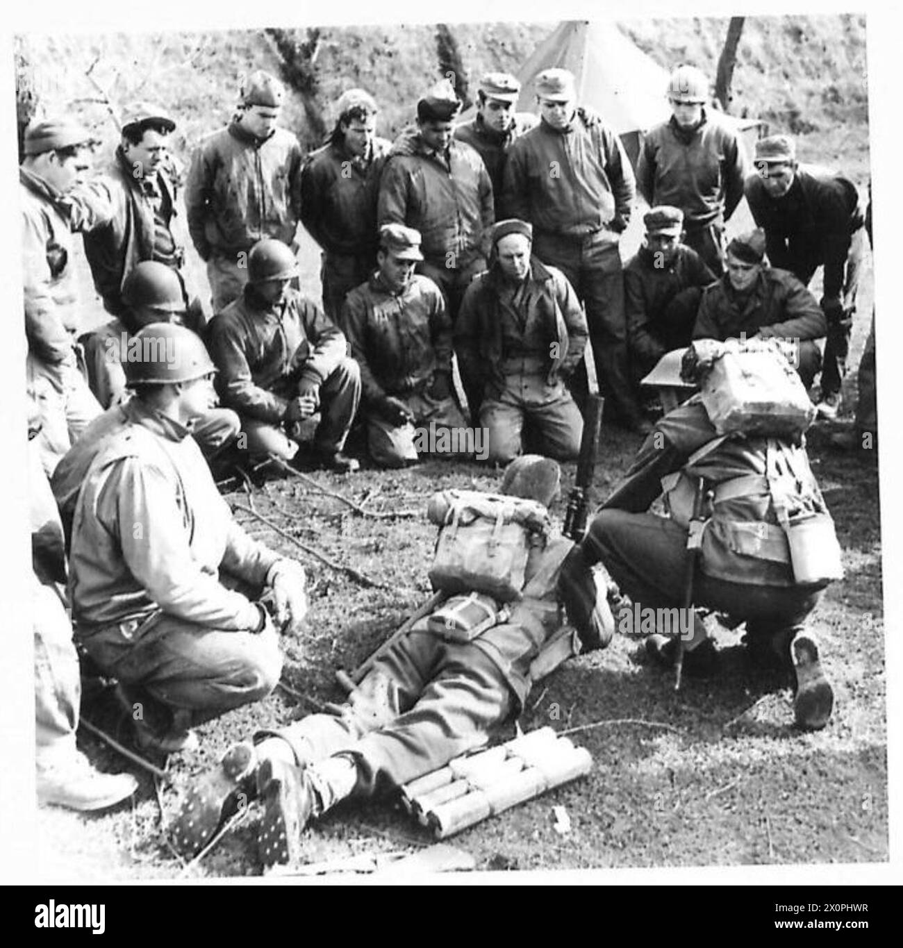 Les troupes néo-zélandaises démontrent l'utilisation d'un mortier de 2 pouces lors d'exercices d'entraînement avec la 5e armée. Banque D'Images