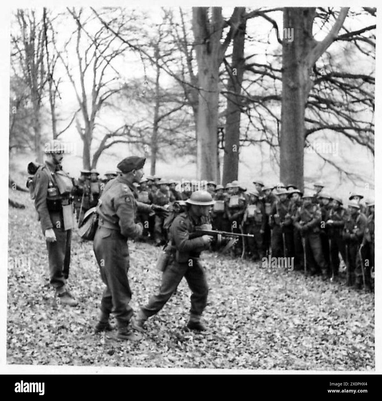 Le commandant enseigne aux troupes les techniques du canon Tommy lors d'une démonstration de tactiques de choc. Banque D'Images