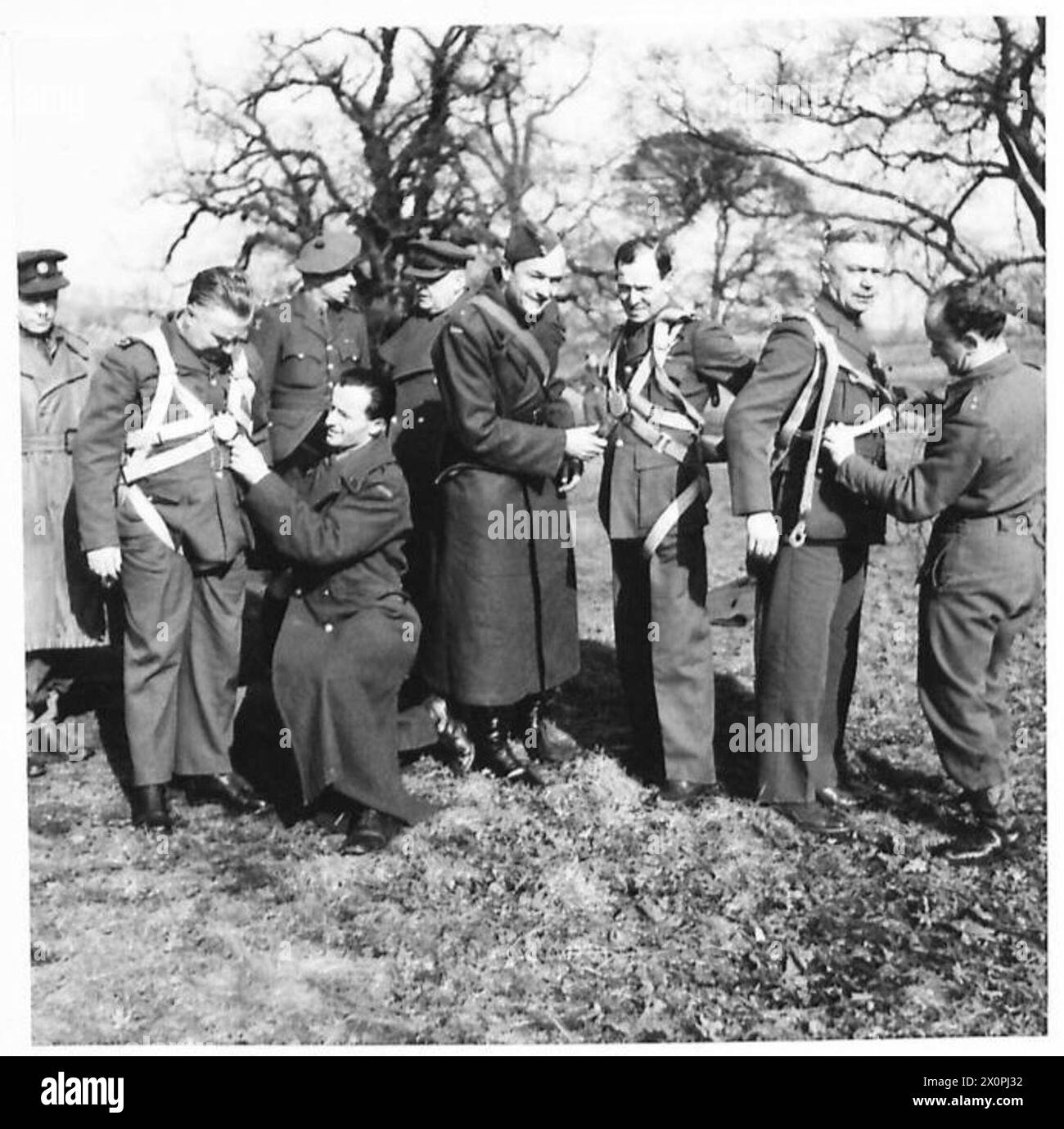 Les correspondants de guerre écossais sont préparés par des instructeurs polonais pour les sauts en parachute à Lundin Links. Les soldats de la 1re brigade indépendante polonaise de parachutistes reçoivent une instruction initiale au débarquement, faisant partie de la formation en plusieurs étapes pour devenir des parachutistes pleinement entraînés. Banque D'Images