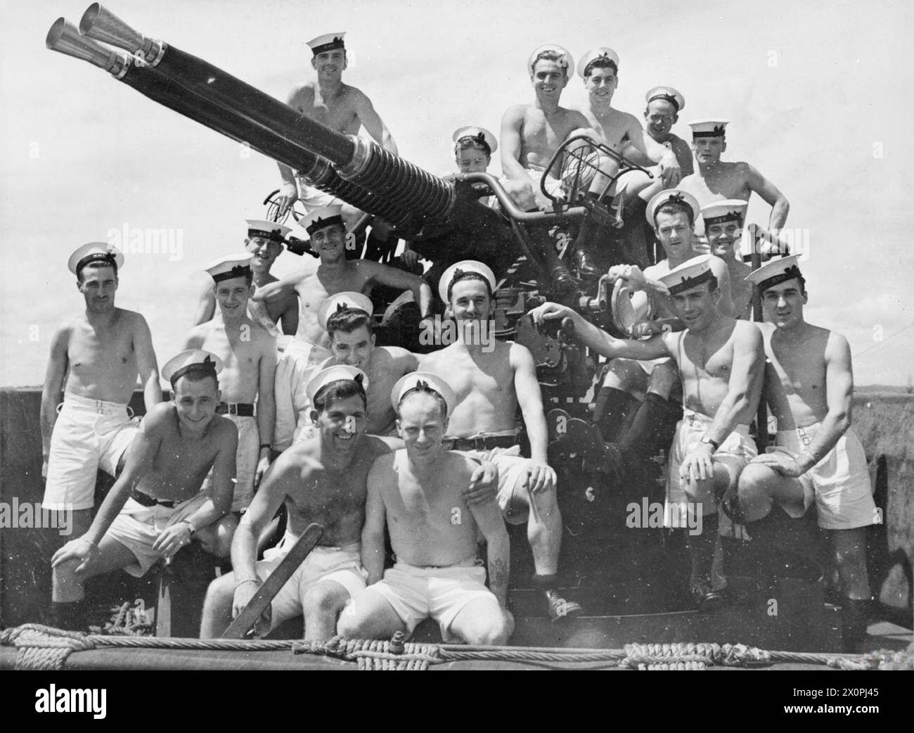 NEWFOUNDLANDERS DANS LES EAUX ORIENTALES. 1945 À BORD DU PORTE-AVIONS D'ESCORTE HMS AMEER. QUALIFICATIONS D'ARTILLERIE DANS LA BRANCHE AÉRIENNE DE LA ROYAL NAVY DE TERRE-NEUVE. - De gauche à droite : rangée arrière : AB W Russell, Bonavista ; AB J Barry, St John's West ; AB N Webster, papes, Higher Trinity Bay ; AB H White, Godroy Valley ; AB M Wright, Deer Lake ; AB K Janes, Deer Lake. Deuxième rangée : AB P Dinn, St John's West ; AB R Davis, Grand Falls ; AB F Philpot, White Bay ; AB N Rideout, conception Bay. Troisième rangée : AB M Tucker, Thornburn Road, St John's ; AB C Connors, Grand Falls; AB J Murphy, Kilbride, St John's West ; AM M Power, New Gow Banque D'Images