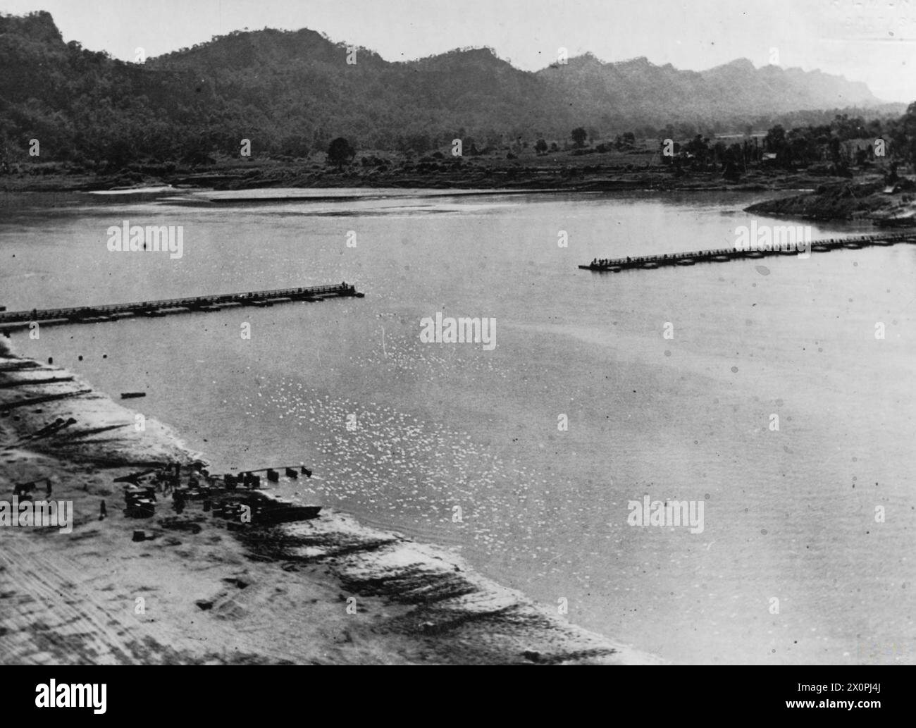 L'armée britannique en Birmanie, le 2 décembre 1944, achève un pont Bailey de 1 100 mètres sur la rivière Chindwin peu de temps après la capture de Kalewa par la 14e armée. Banque D'Images