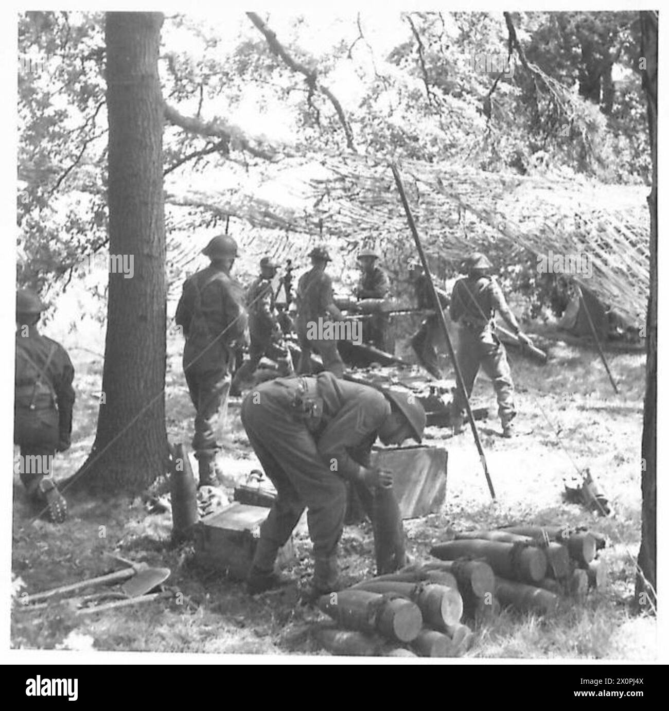 Un obusier moyen camouflé de 6 pouces est tiré lors d'un exercice divisionnaire du Eastern Command, British Army. Banque D'Images