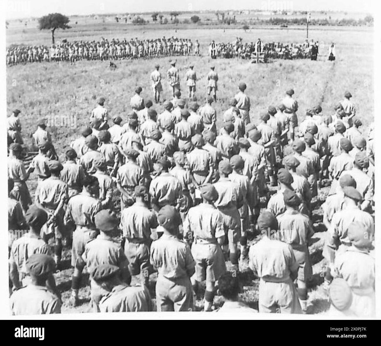 Le roi assiste à un 1er service religieux divisionnaire lors de sa visite au 5e corps de l'armée britannique. Banque D'Images