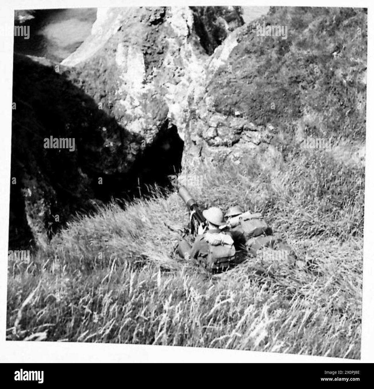 ENTRAÎNEMENT AUX MITRAILLEUSES - mitrailleuse en position défensive sur une partie accidentée de la côte nord-irlandaise. Négatif photographique, Armée britannique Banque D'Images
