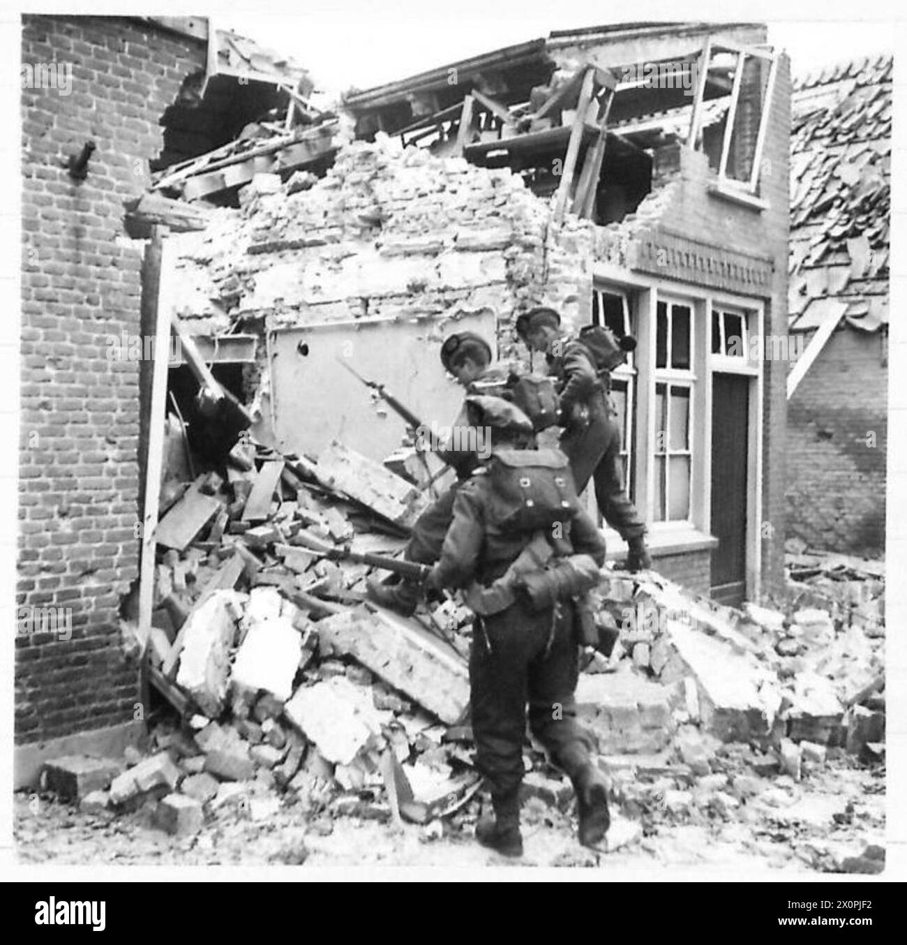 51 HIGHLAND DIV. CONTINUER LEUR ROUTE AU NORD DE TILBURG - patrouilles du 5/7ème. Gordon Highlanders rassemble le village de Kaatsheuvel, au nord de Tilburg. Il est intéressant de noter que la majorité des hommes de ce Regt. Insistez sur le port de la casquette Scottish Glengarry dans chaque action : ils méprisent l'utilisation du casque en acier. Négatif photographique, Armée britannique, 21e groupe d'armées Banque D'Images