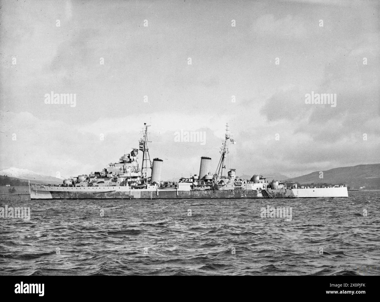 Le HMS Cleopatra, un croiseur léger britannique de classe Dido de la Royal Navy, est en mer en 1944. Banque D'Images
