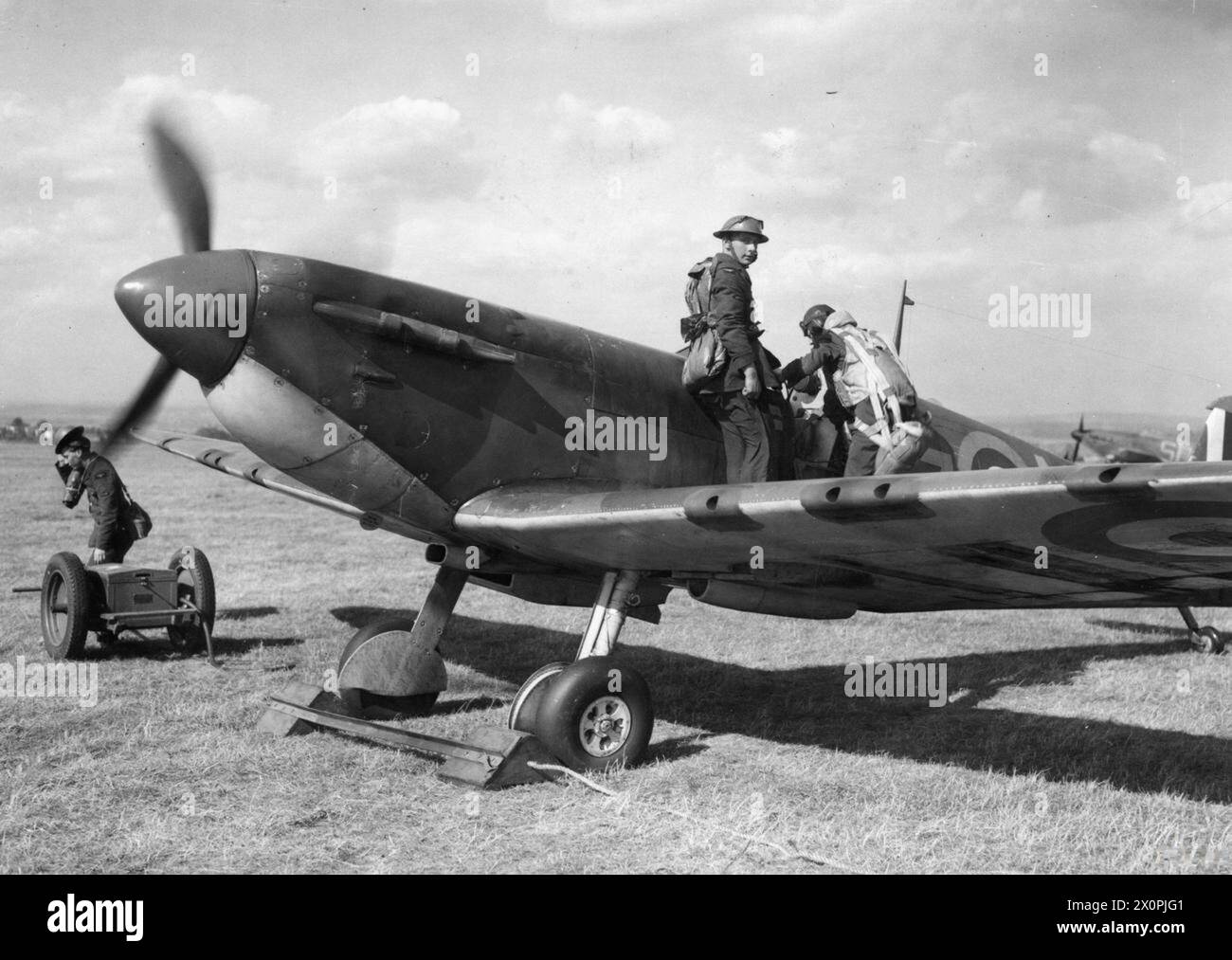 LA BATAILLE D'ANGLETERRE 1940 - le commandant du No 66 Squadron, Sqn LDR Rupert Leigh, monte dans son Spitfire Mk I, R6800 LZ-N, à Gravesend, septembre 1940 Banque D'Images