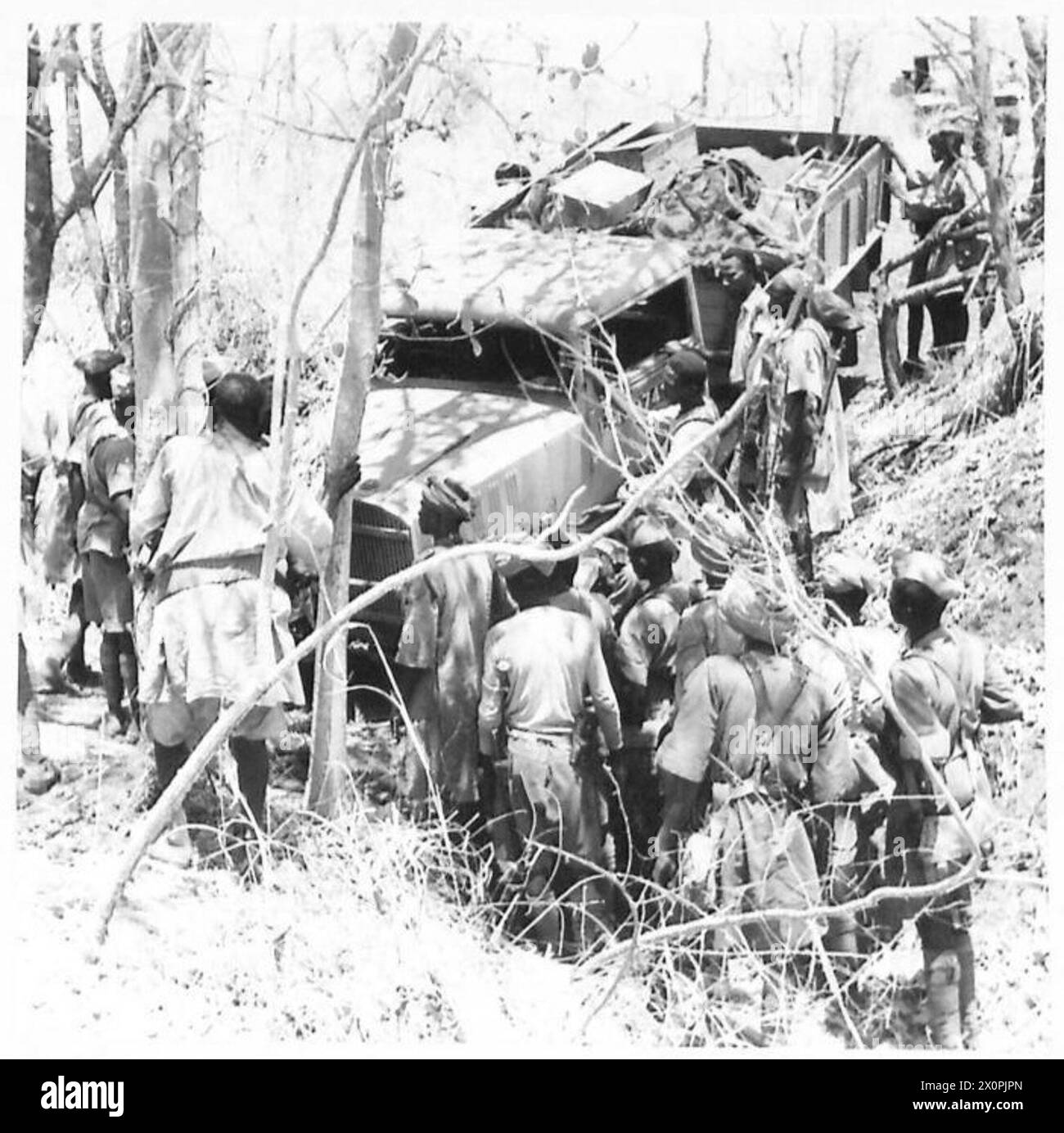 Des colonnes de transport motorisé avancent à travers la région de Godjam à la poursuite des forces italiennes, montrant le terrain de la zone opérationnelle. Banque D'Images