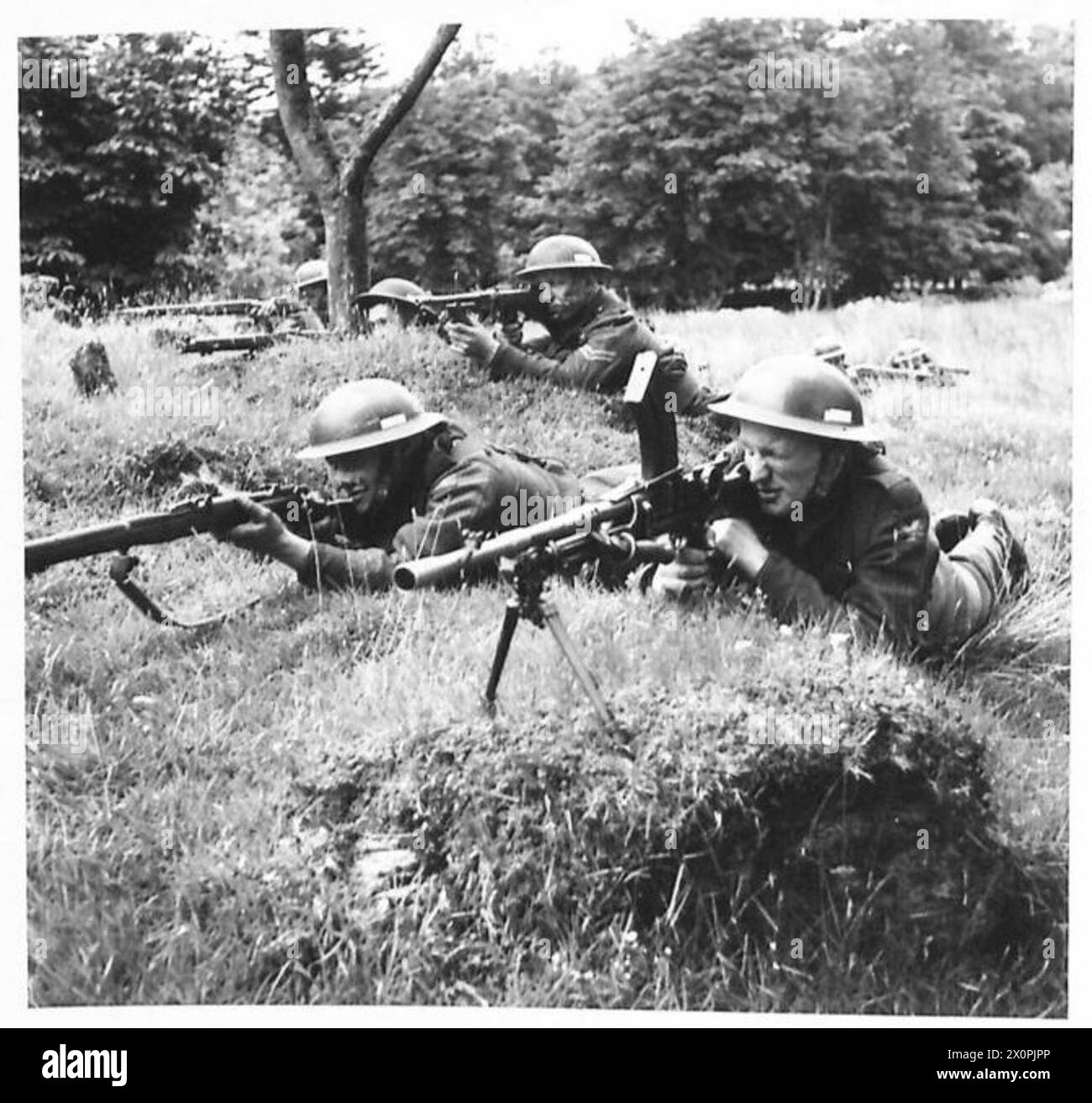 Une section des Green Howards couvre un pont lors d'un exercice d'entraînement en Irlande du Nord, documenté dans un négatif photographique de l'armée britannique. Banque D'Images