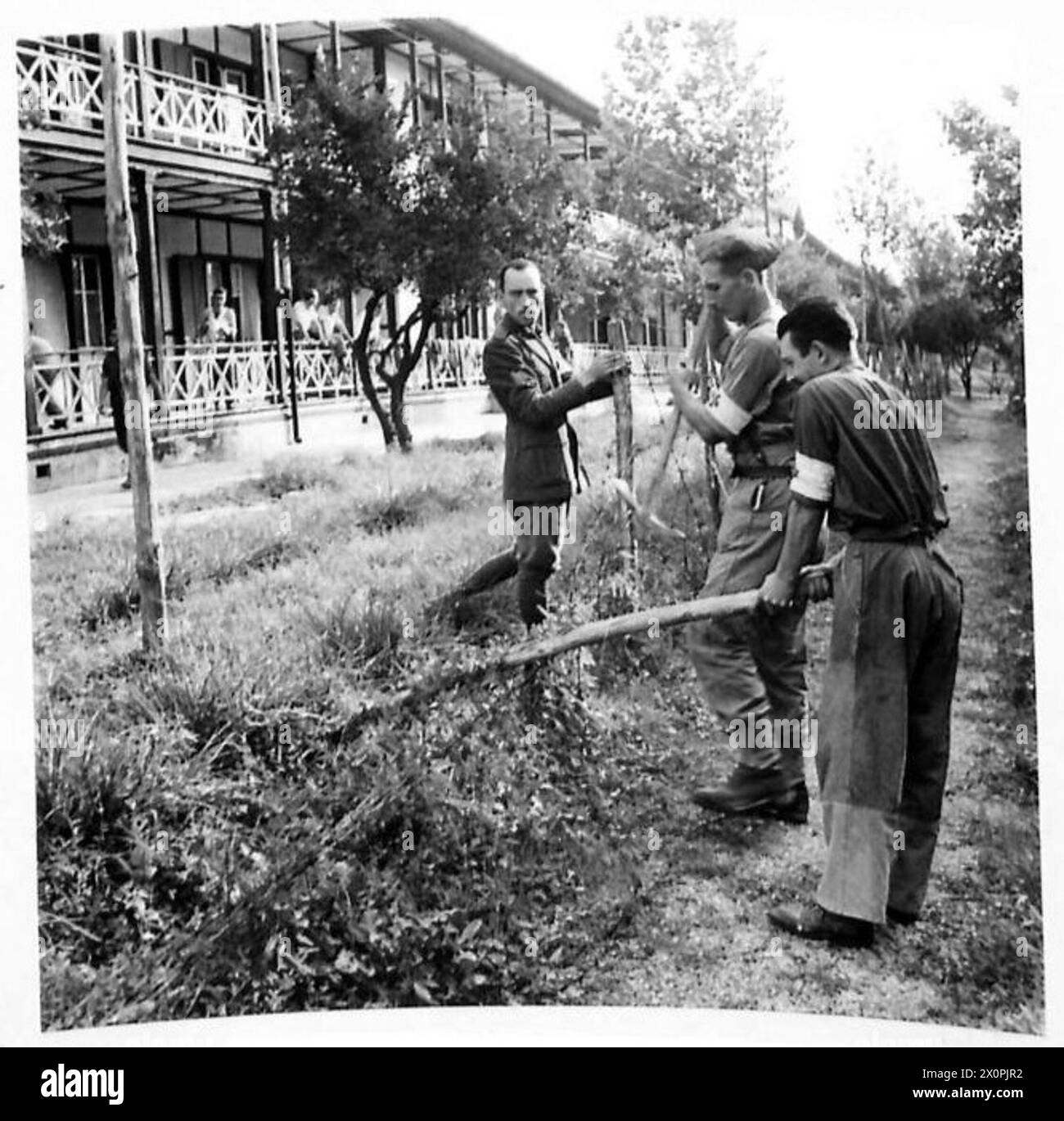 L'ARMÉE BRITANNIQUE EN AFRIQUE DU NORD, EN SICILE, EN ITALIE, DANS LES BALKANS ET EN AUTRICHE 1942-1946 - bien qu'il s'agisse d'un hôpital, il y avait les caractéristiques habituelles d'un camp de prisonniers - des clôtures de barbelés et de hauts murs. Les Allemands n'étaient pas partis très longtemps avant que les hommes de la Croix-Rouge italienne et certains des patients commencent à abattre les clôtures. Négatif photographique, Armée britannique Banque D'Images