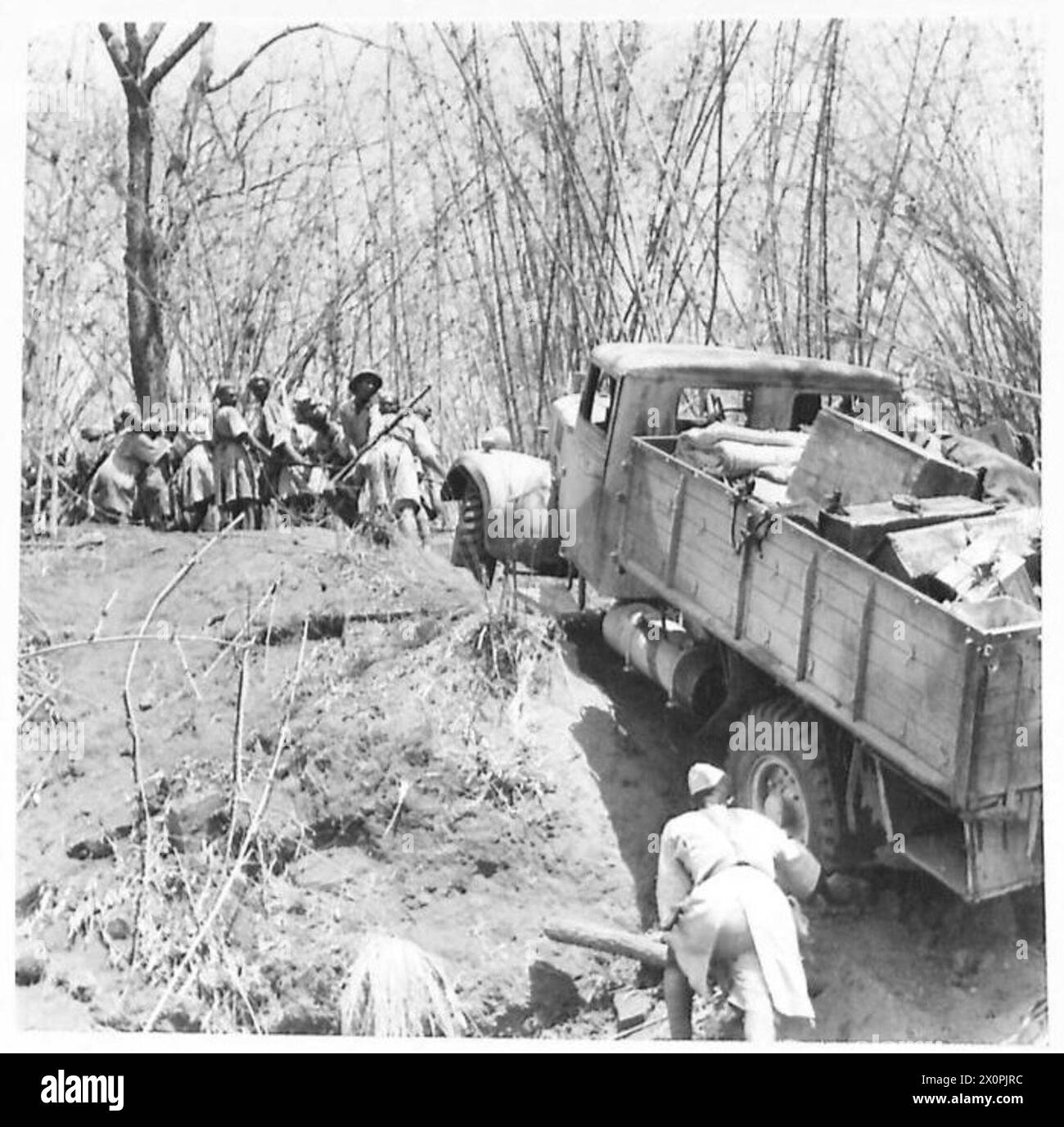 Les transports militaires pénètrent dans le pays de Godjam à la poursuite des forces italiennes, avec des locaux aidant à transporter des véhicules à travers des terrains montagneux. Négatif photographique de l'armée britannique. Banque D'Images
