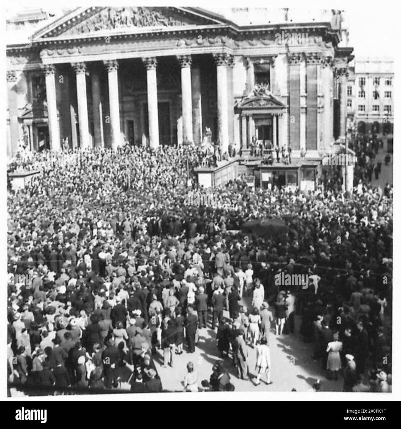 Les habitants du centre de Bruxelles célèbrent la paix en recevant la nouvelle de la Journée de la victoire en Europe (V.E. Day), documentée dans des photographies de temps de guerre. Banque D'Images