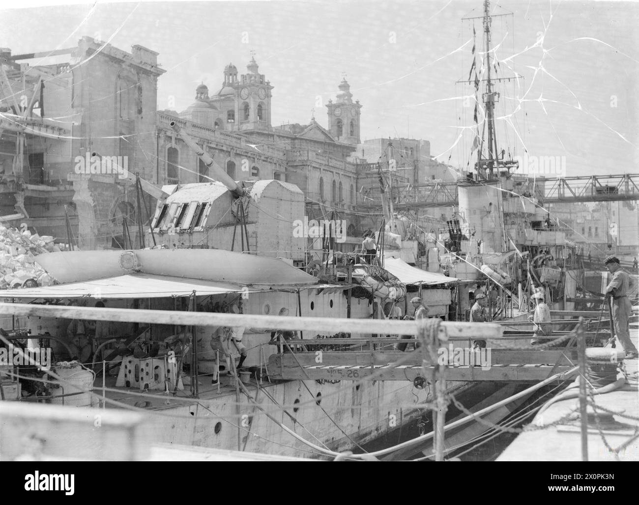 Le HMS Matchless est exposé en cale sèche à Malte le 4 juin 1942. Banque D'Images
