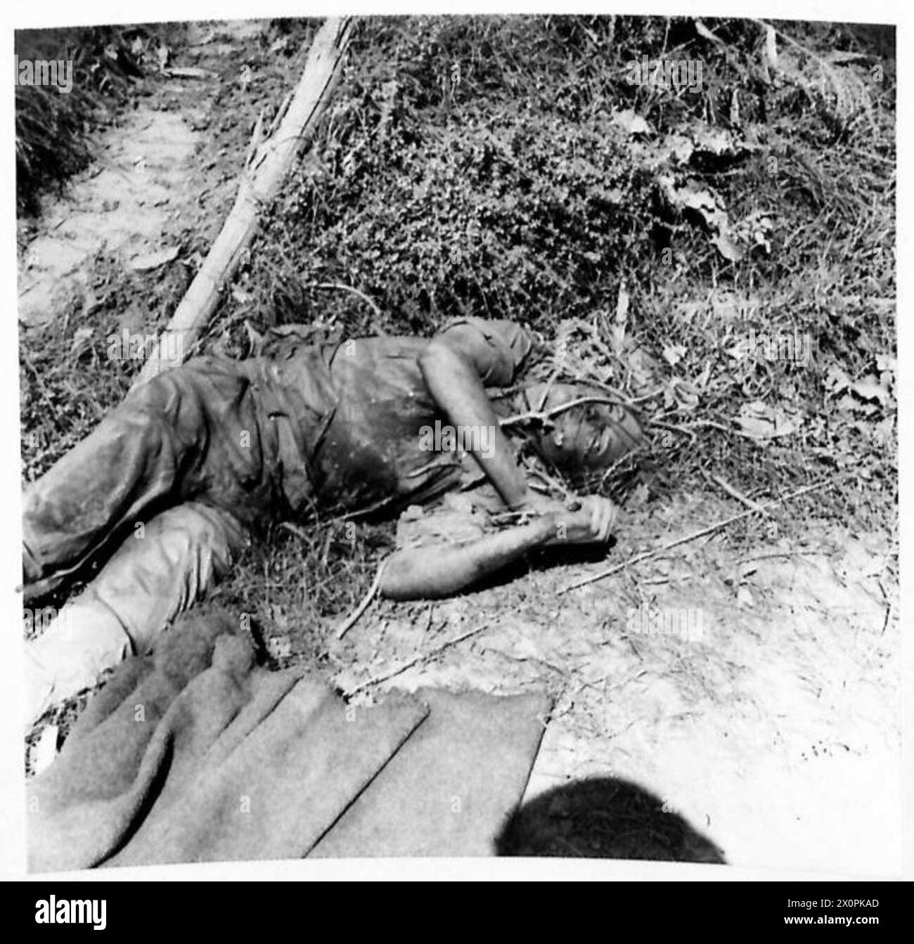 INVASION DE L'ITALIE : CINQUIÈME ARMÉE - un des hommes de chars allemands qui ont échappé à la mort dans le char, l'a rencontré comme il est sorti. Négatif photographique, Armée britannique Banque D'Images