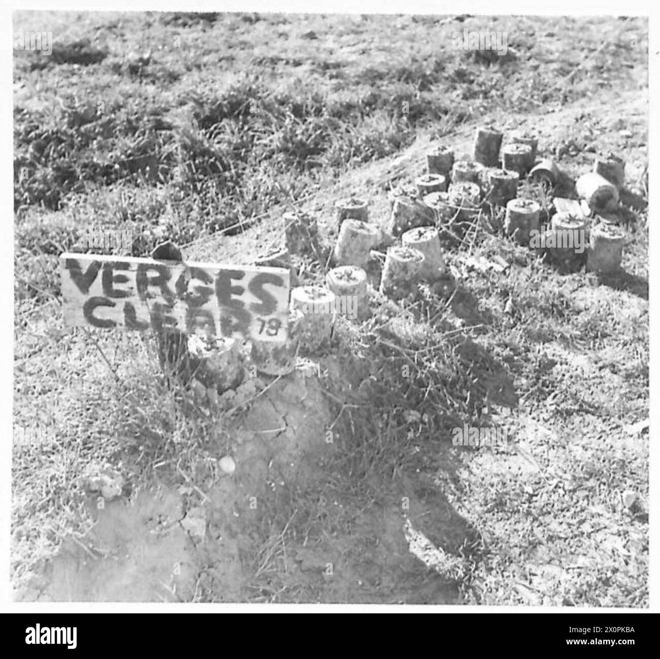 Les ingénieurs de la division néo-zélandaise nettoient les routes et les abords des mines Teller et S en Italie pour la 8e armée. Banque D'Images