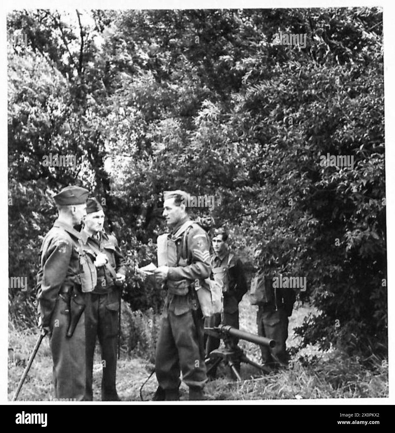 Les officiers de la Home Guard donnent des ordres aux sergents lors d'un exercice d'entraînement de la défense civile et de la Home Guard en Grande-Bretagne. Banque D'Images