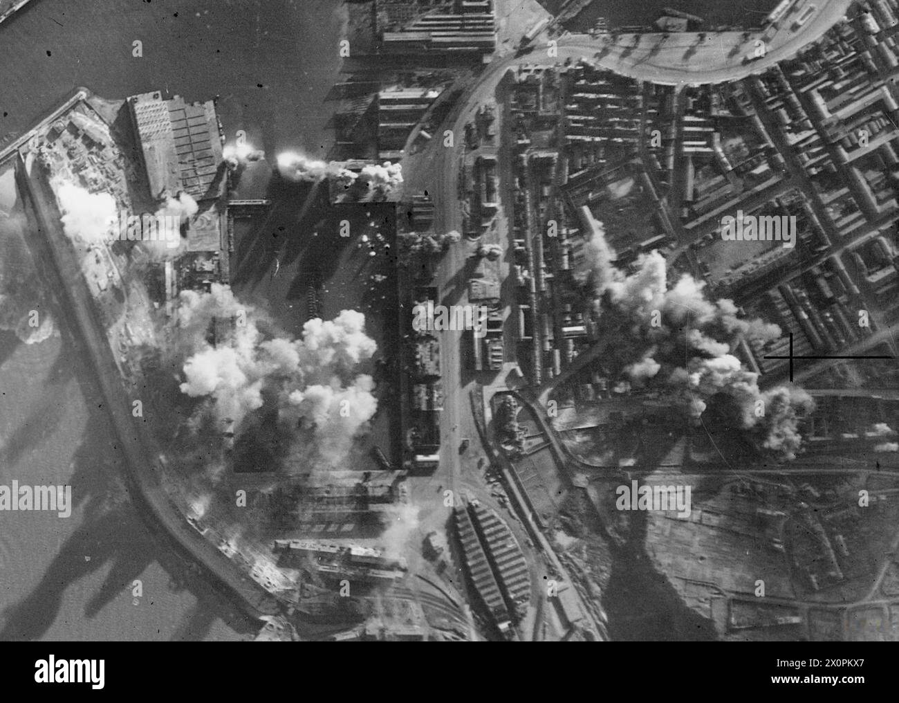 Une photographie aérienne verticale montre les Mitchells nord-américains du RAF Fighter Command des 98 et 108 Squadrons bombardant des quais et des cibles militaires à Boulogne, France, 1943. Banque D'Images