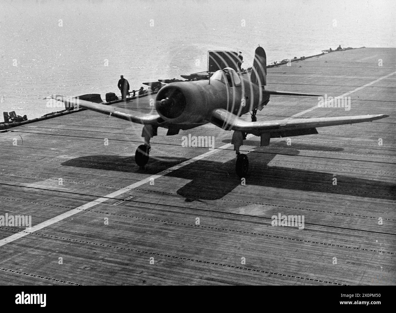 ENTRAÎNEMENT À L'ATTERRISSAGE SUR LE PONT DU HMS RAJAH. 1944. - Des anneaux de perturbation aérienne sont clairement visibles dans ce plan de 1/1000 secondes d'un chance-Vought Corsair décollant lors du DLT, le 30 juillet 1944 Banque D'Images