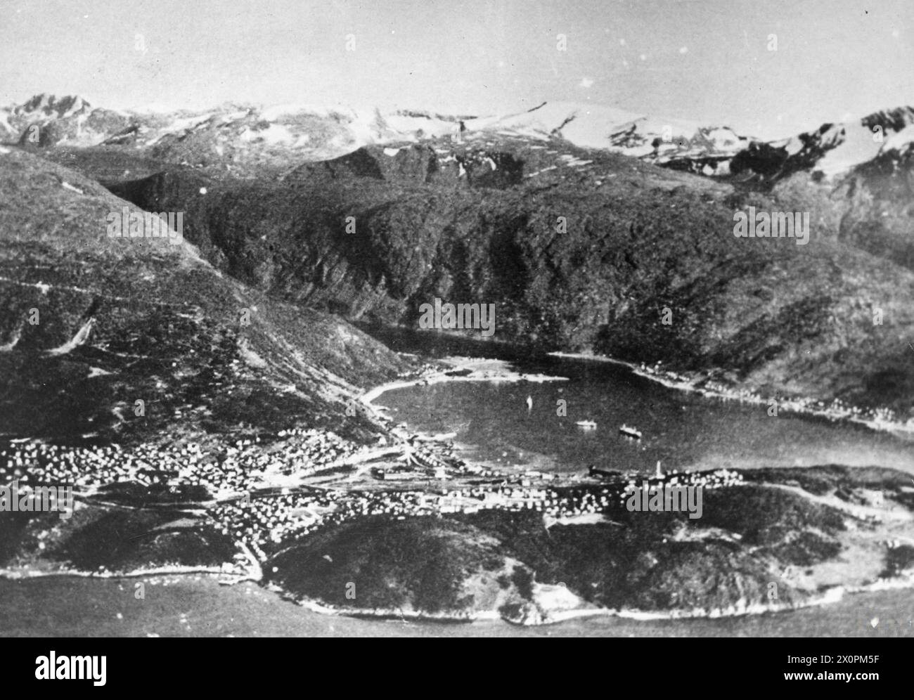 L'INVASION ALLEMANDE DE LA NORVÈGE, 1940 - le port de Narvik en Norvège, vu des airs, le 1er avril 1940 Banque D'Images