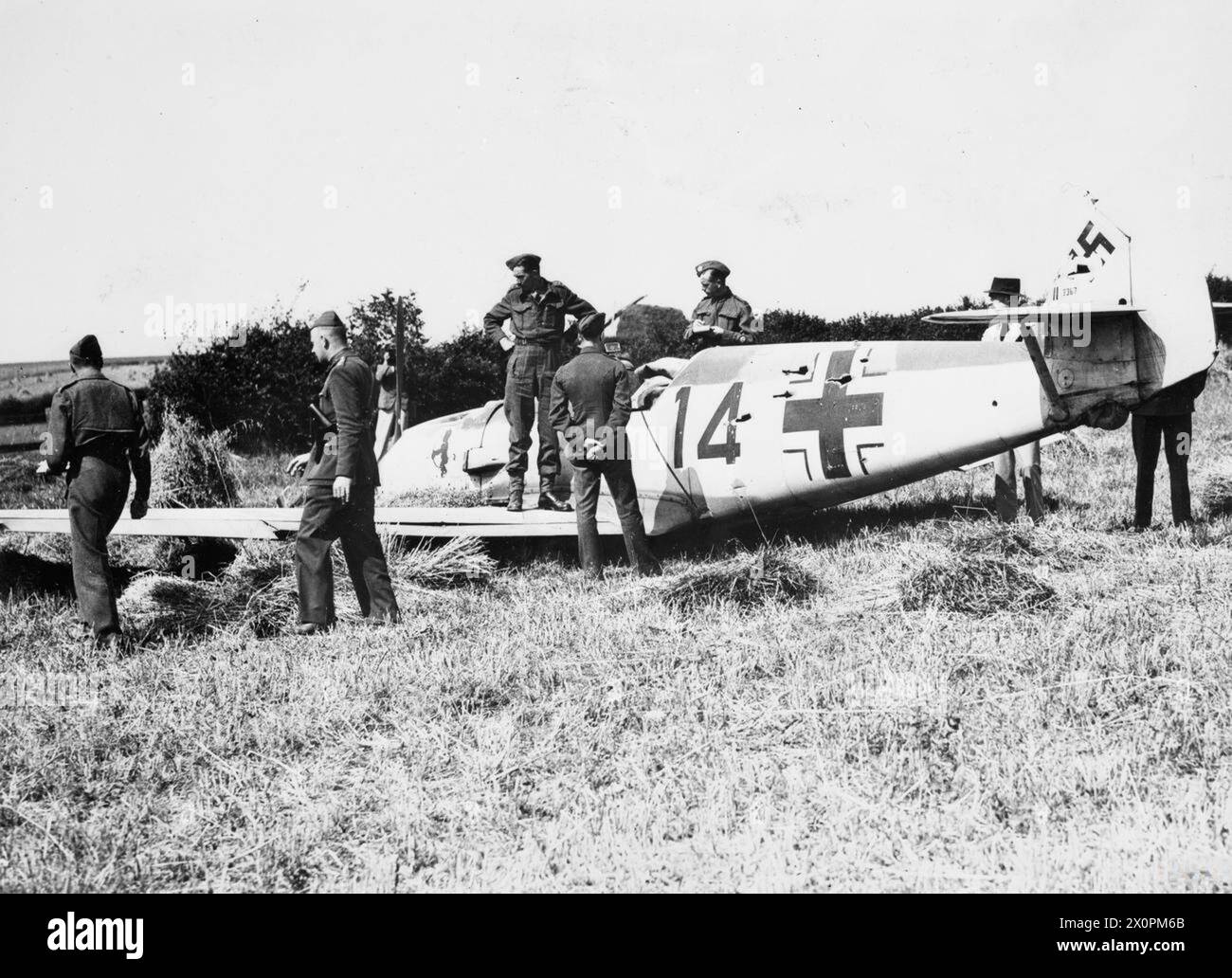 Des officiers de l'armée inspectent l'épave du Messerschmitt Bf 109E-1 'Red 14' du 2./JG52, qui s'est écrasé à Mays Farm, Selmeston, Sussex, le 12 août 1940. Son pilote, Unteroffizier Leo Zaunbrecher, est capturé. Négatif photographique, Royal Air Force. Banque D'Images